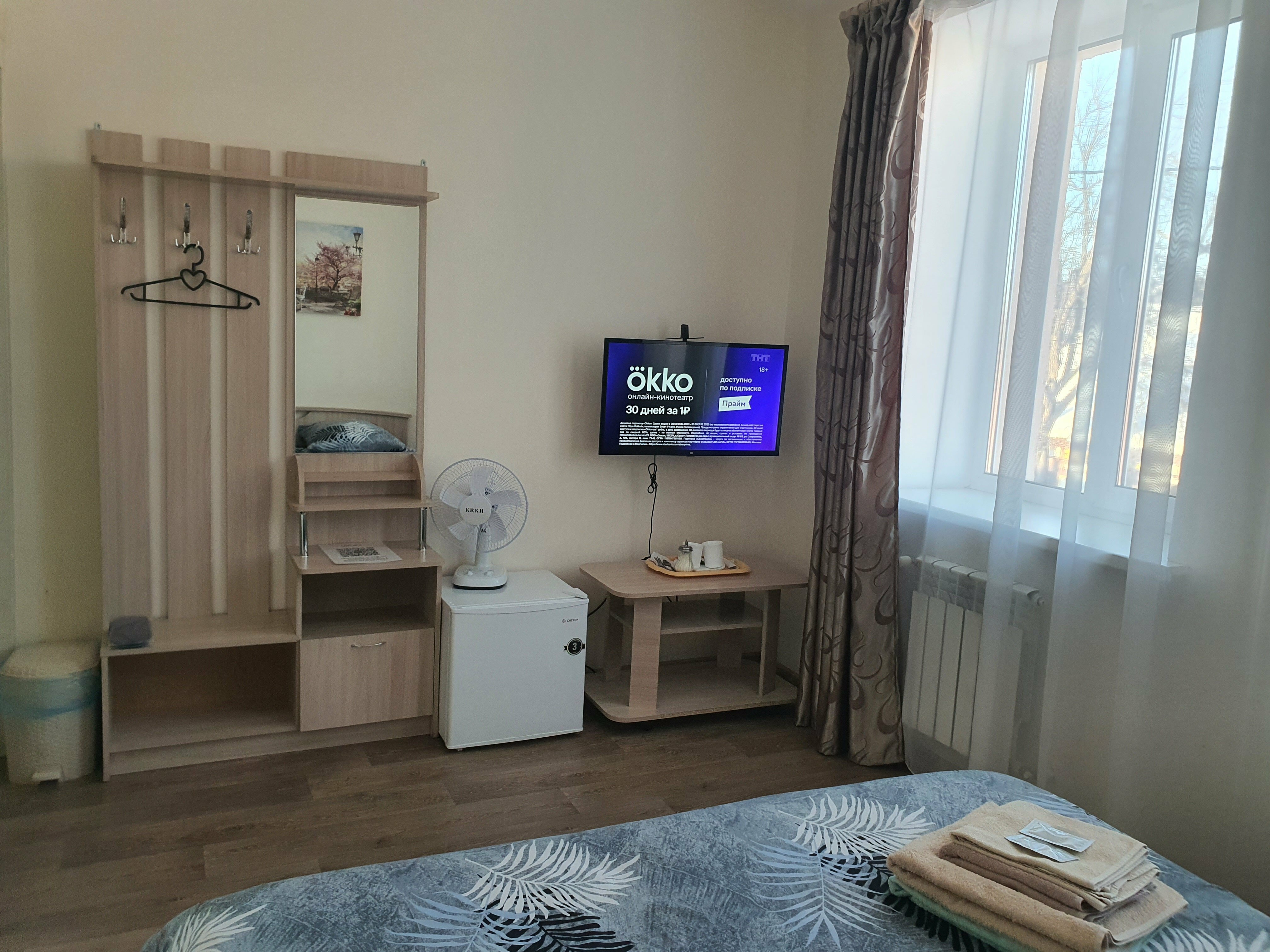 Эконом-комфорт с широкой кроватью, кондиционером, общей мини-кухней и санузлом на три номера