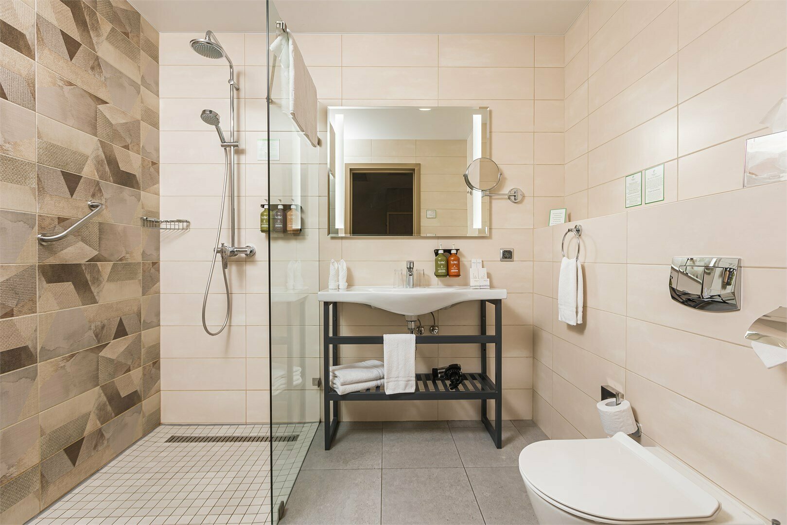 Представительский номер c 1 большой кроватью и раскладывающимся диваном