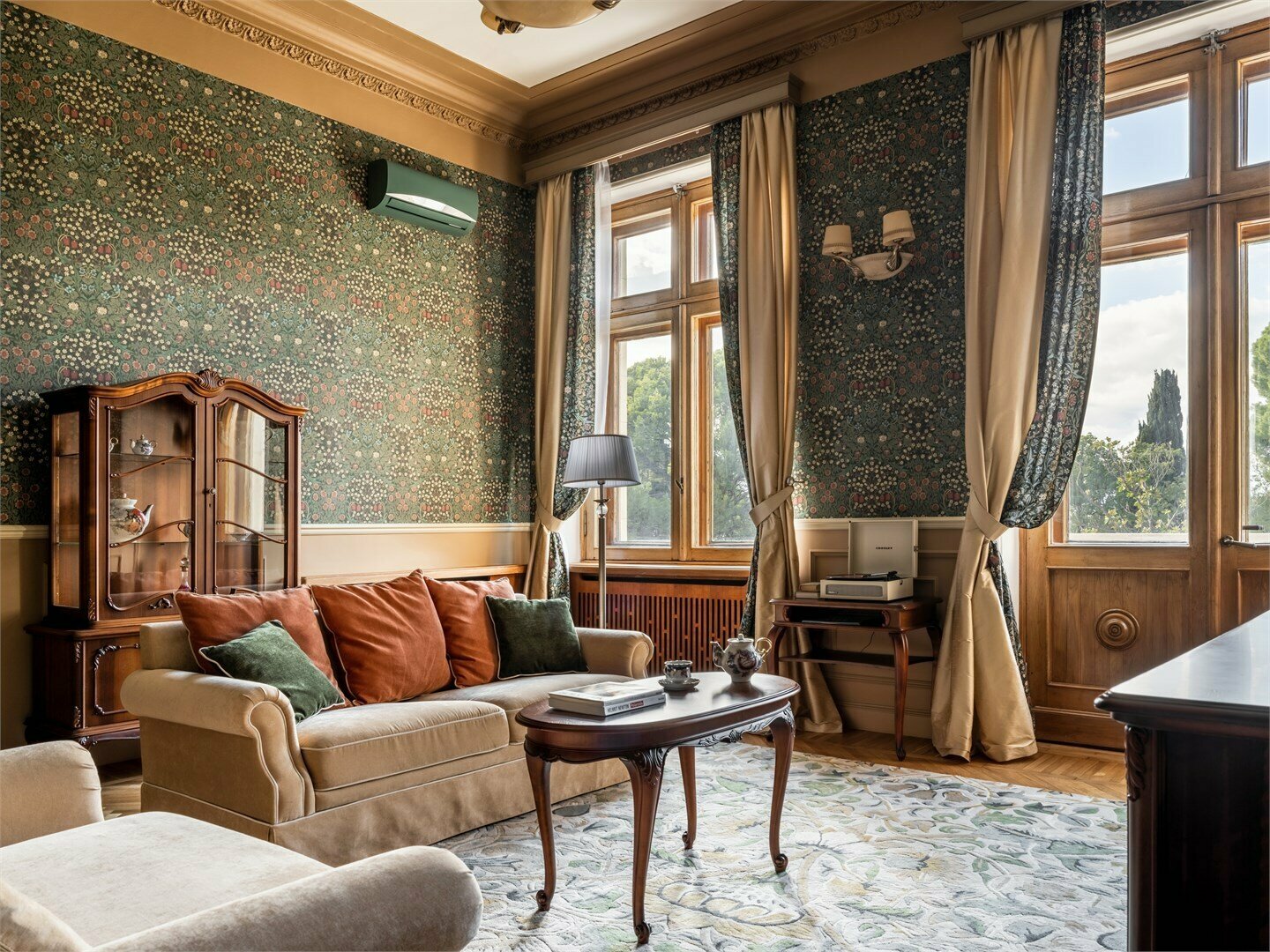 Сьют трехкомнатный