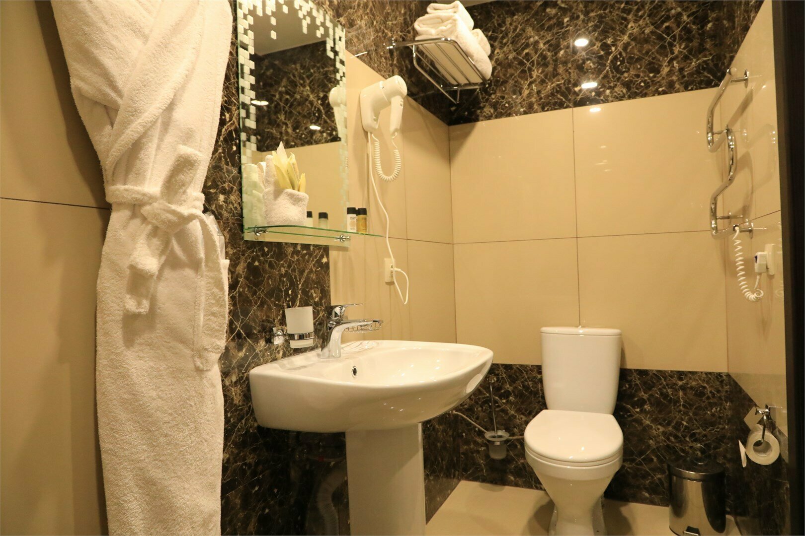 Стандартный номер с 2 односпальными кроватями и диваном