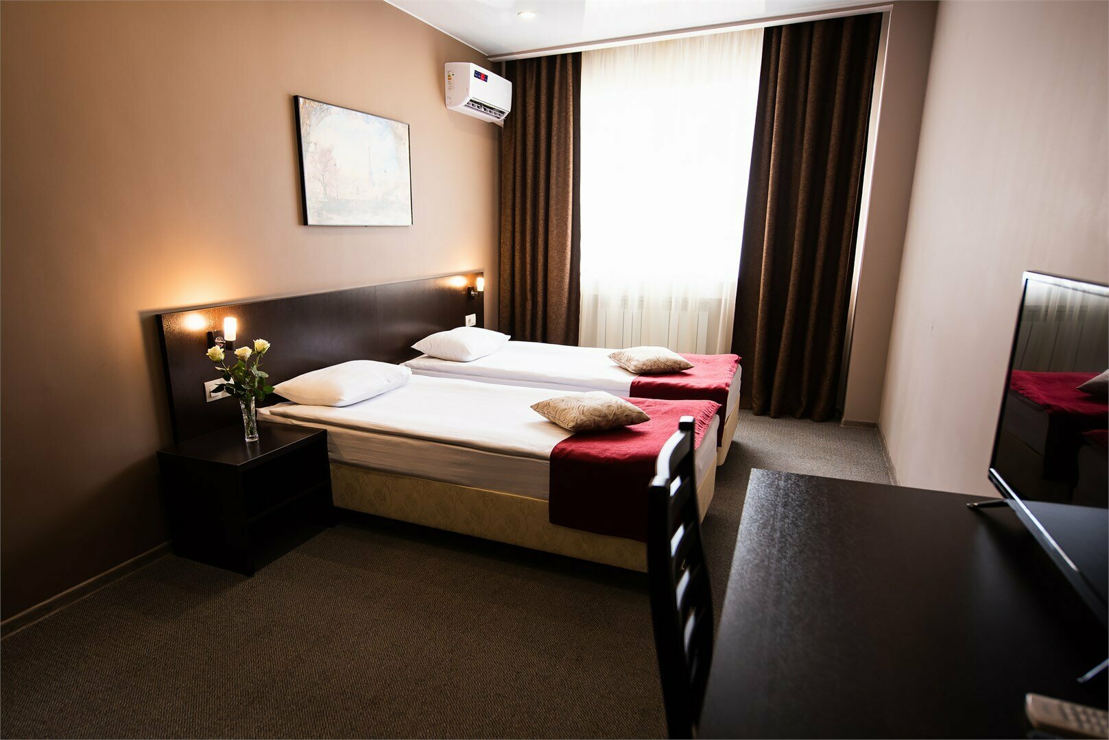 Стандартный номер с 2 односпальными кроватями и диваном