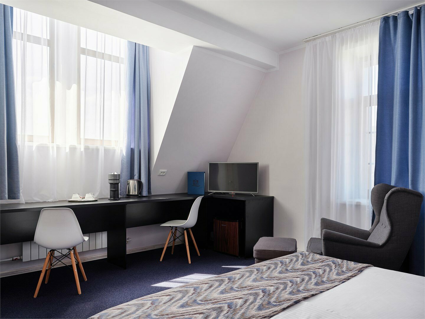 Номера высшей категории "Джуниор Сюит" ( две односпальные кровати/одна двуспальная кровать)