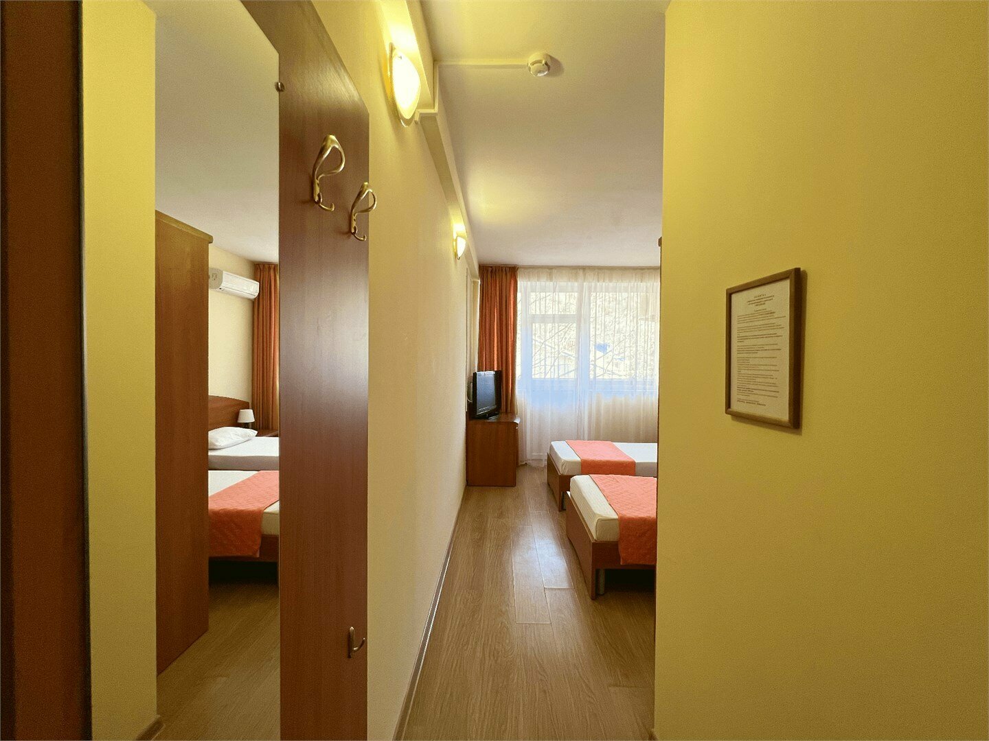 Стандартный двухместный номер с 2 отдельными кроватями и общей ванной комнатой