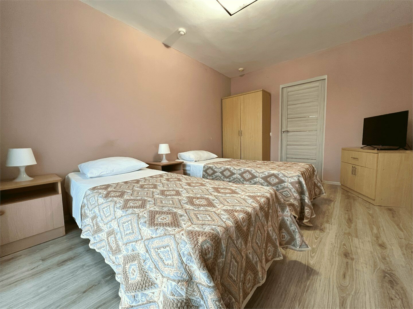 Четырехместный номер с ванной комнатой