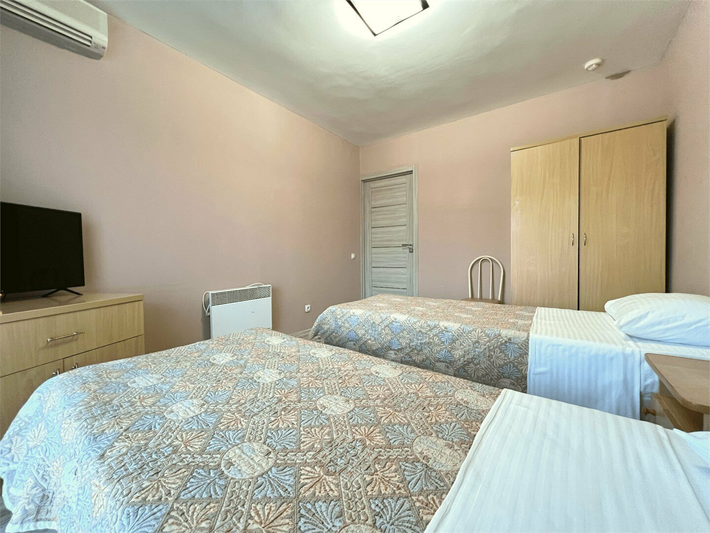 Четырехместный номер с ванной комнатой