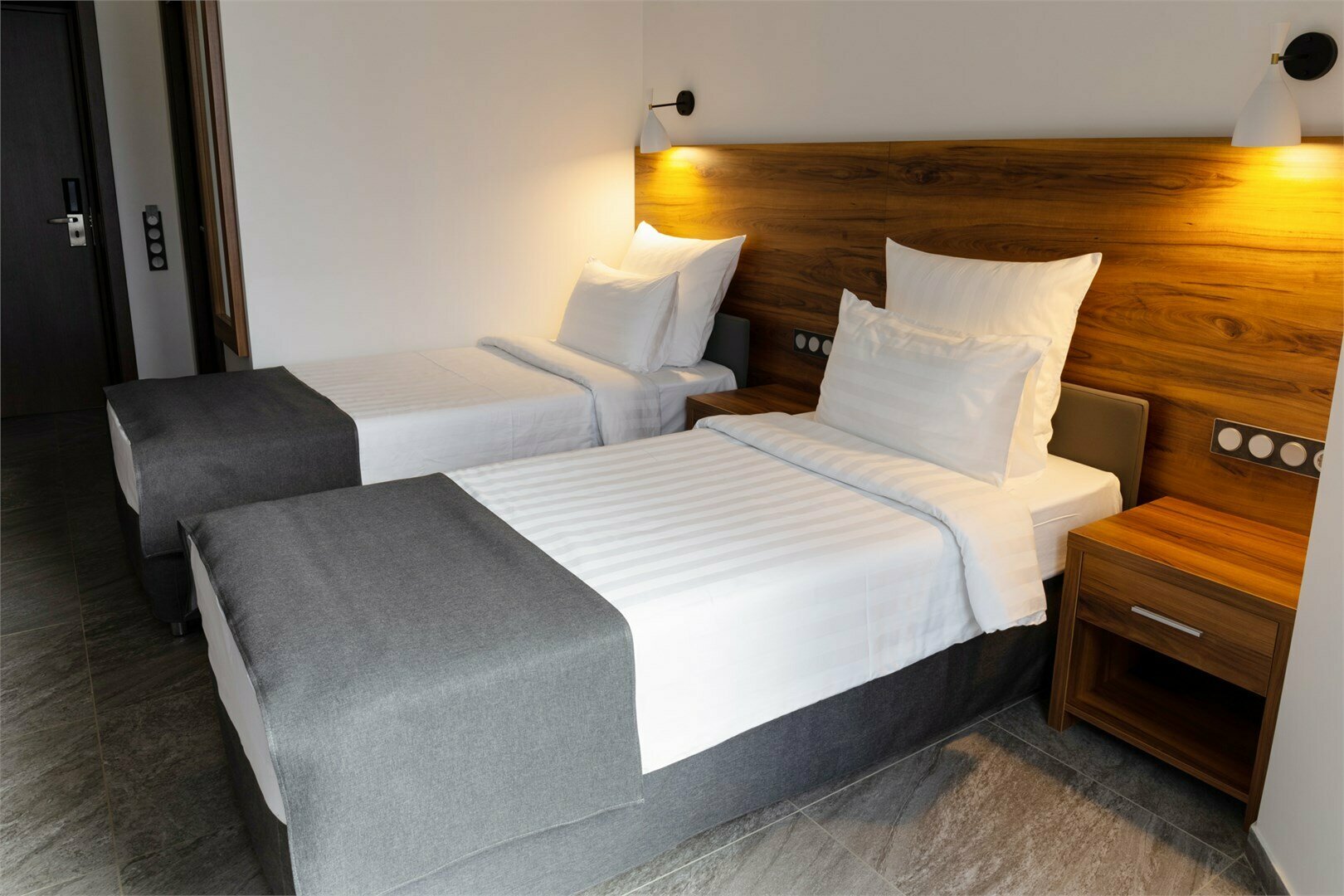 Номер "КОМФОРТ" 2-х местный с двумя раздельными кроватями с видом на залив (с завтраком)