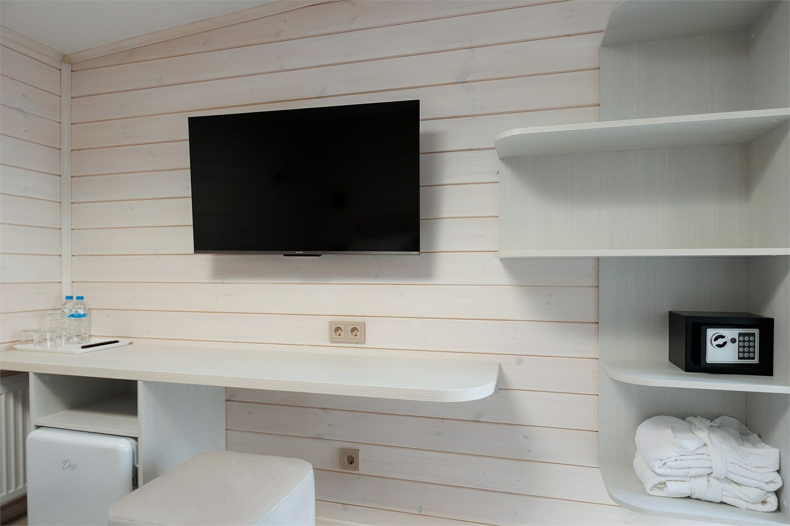 Стандарт с отдельным входом и мансардным окном