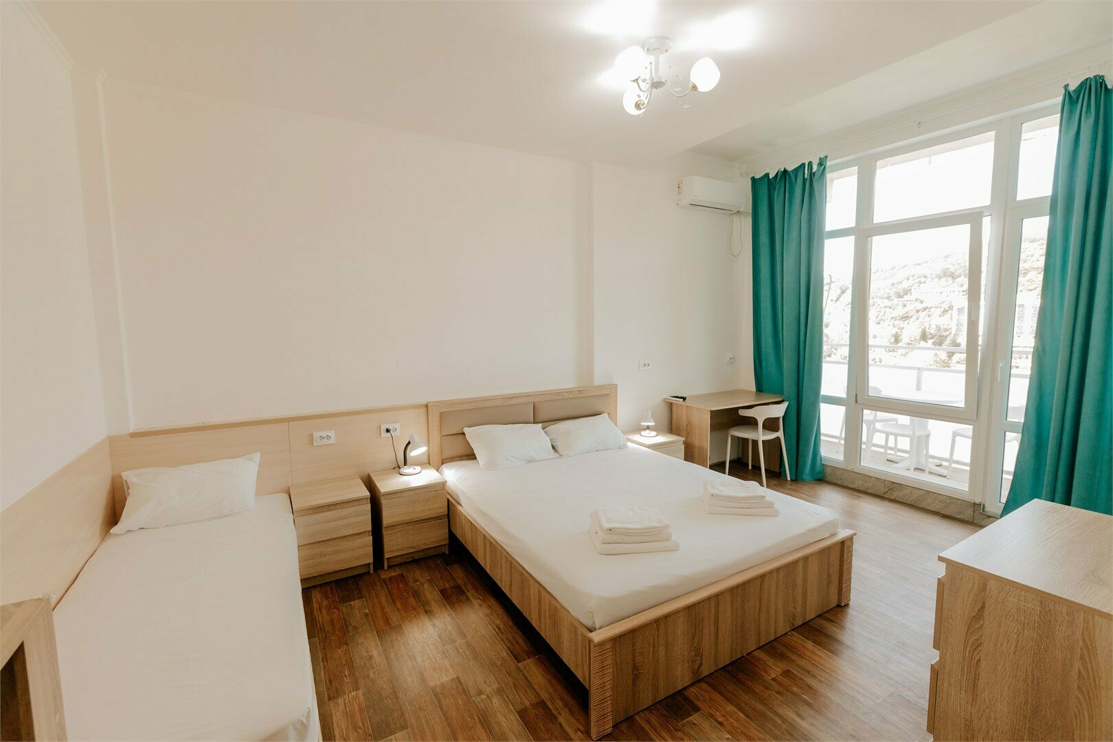 Трехместный номер с балконом