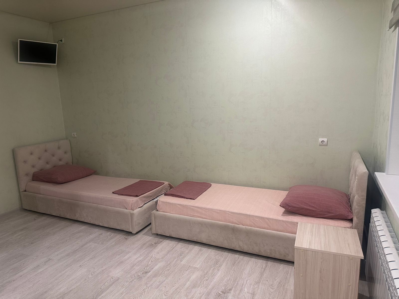 Двухместный номер с двуспальной кроватью и дополнительной кроватью