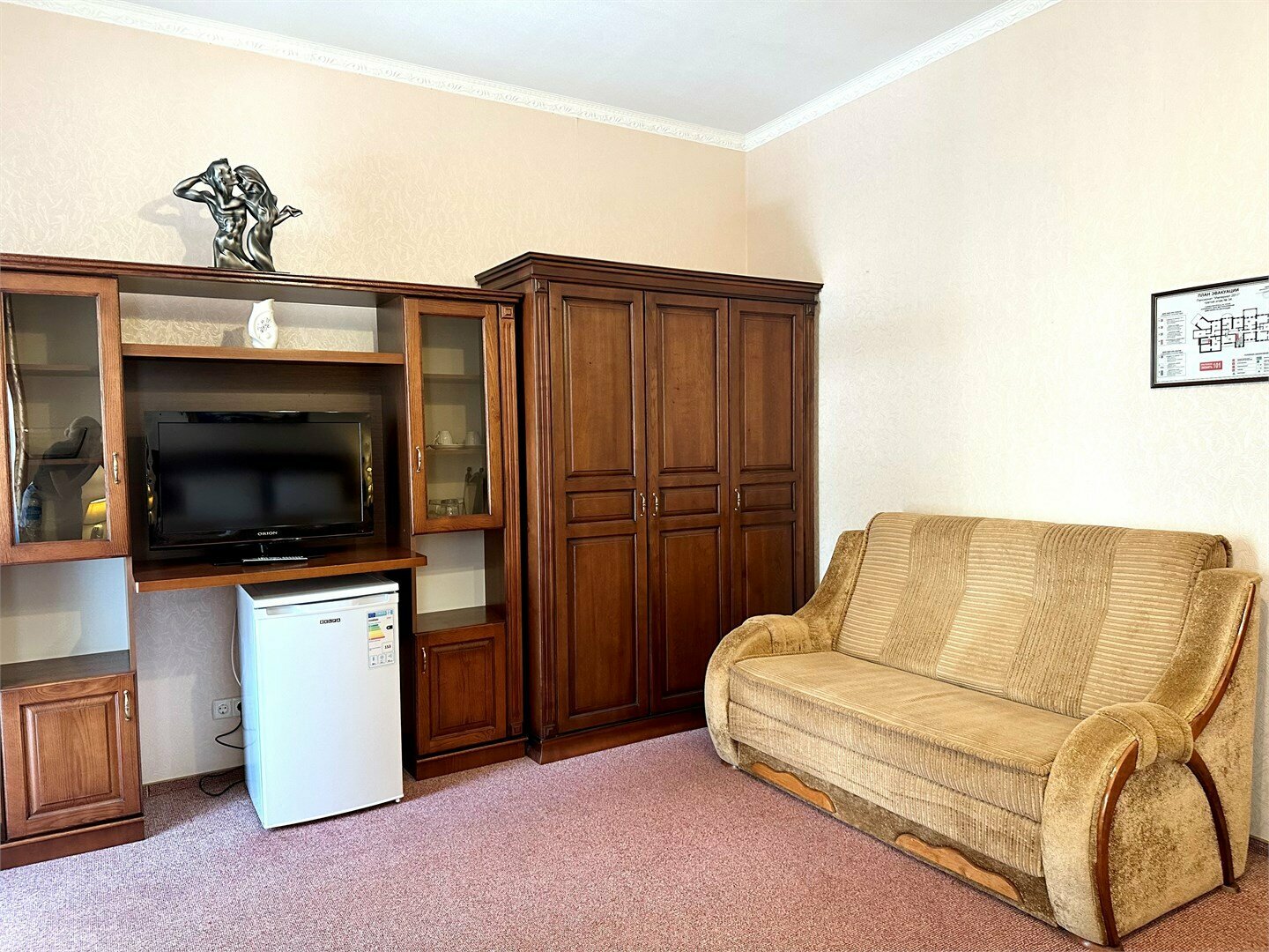 Номера Комфорт с балконом с одной совместной кроватью с видом во двор