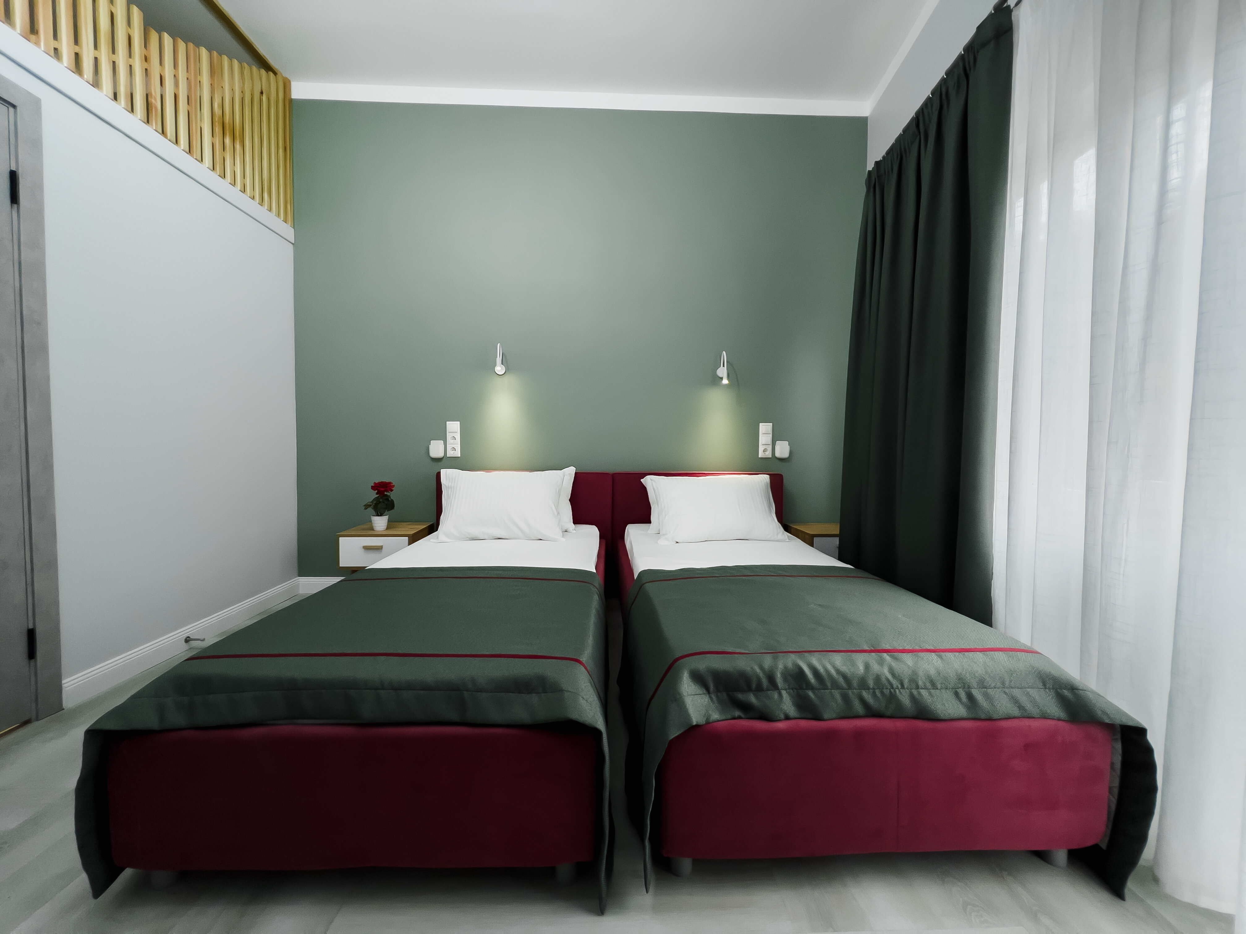 Трехместный номер с балконом