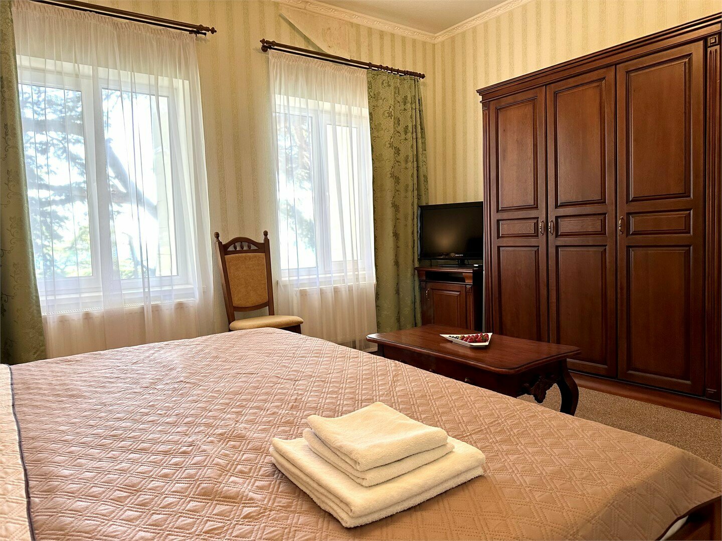 Номера Комфорт без балкона с одной совместной кроватью с видом на море