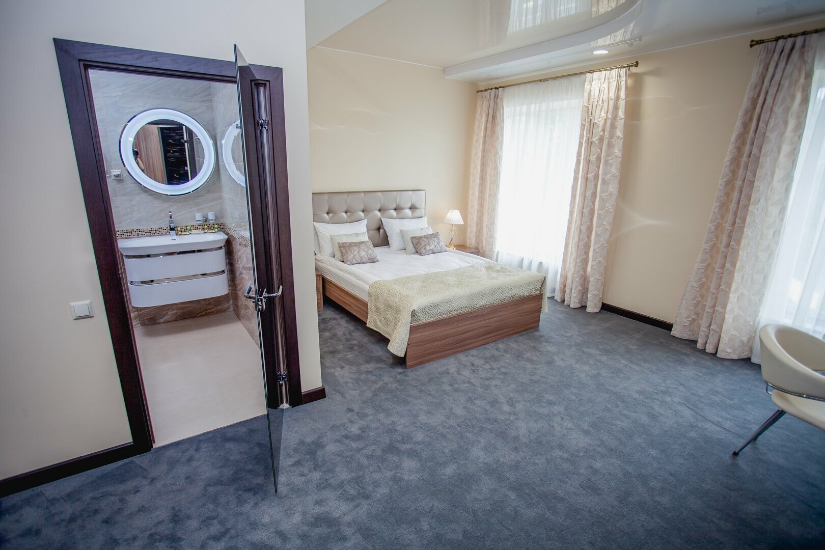 Двухместный номер с двуспальной кроватью и дополнительной кроватью