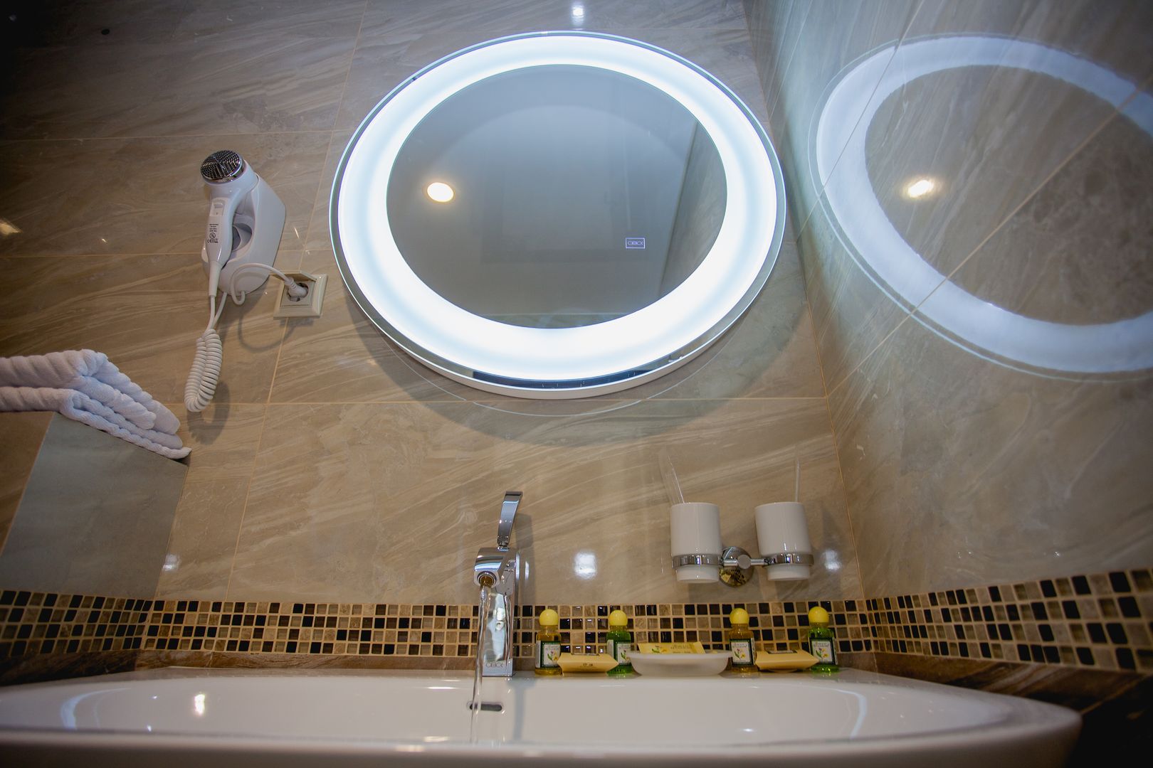 Двухместный номер с двуспальной кроватью и дополнительной кроватью