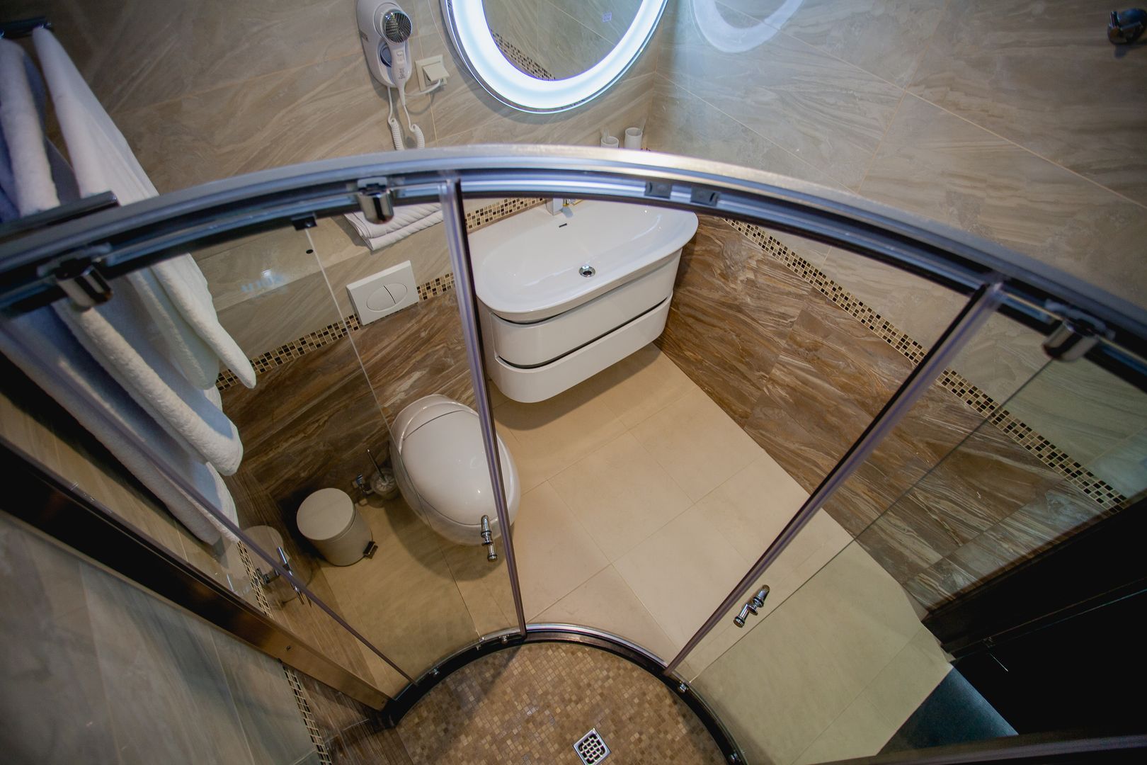 Двухместный номер с двуспальной кроватью и дополнительной кроватью