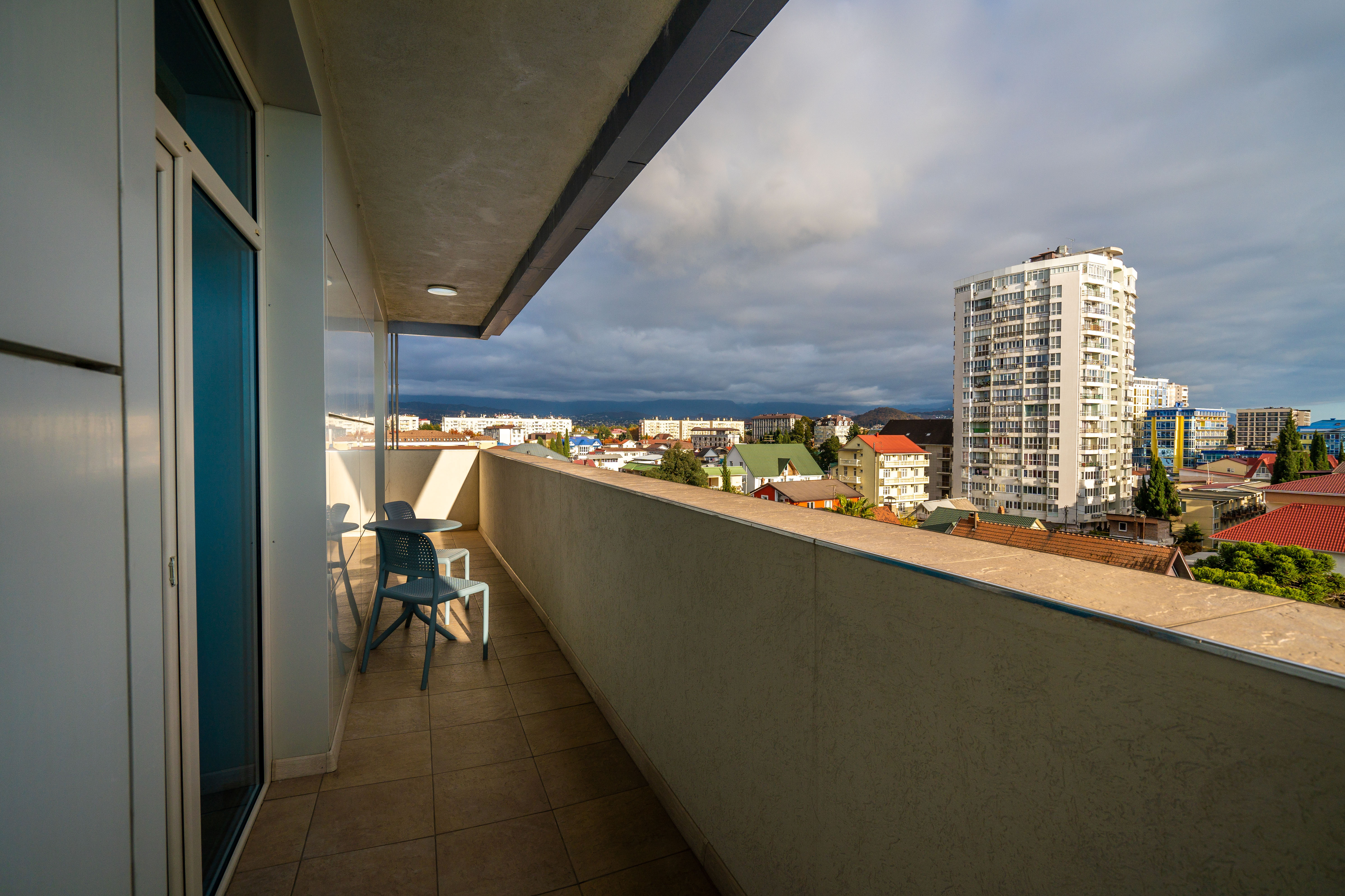 Семейный номер с боковым видом на море