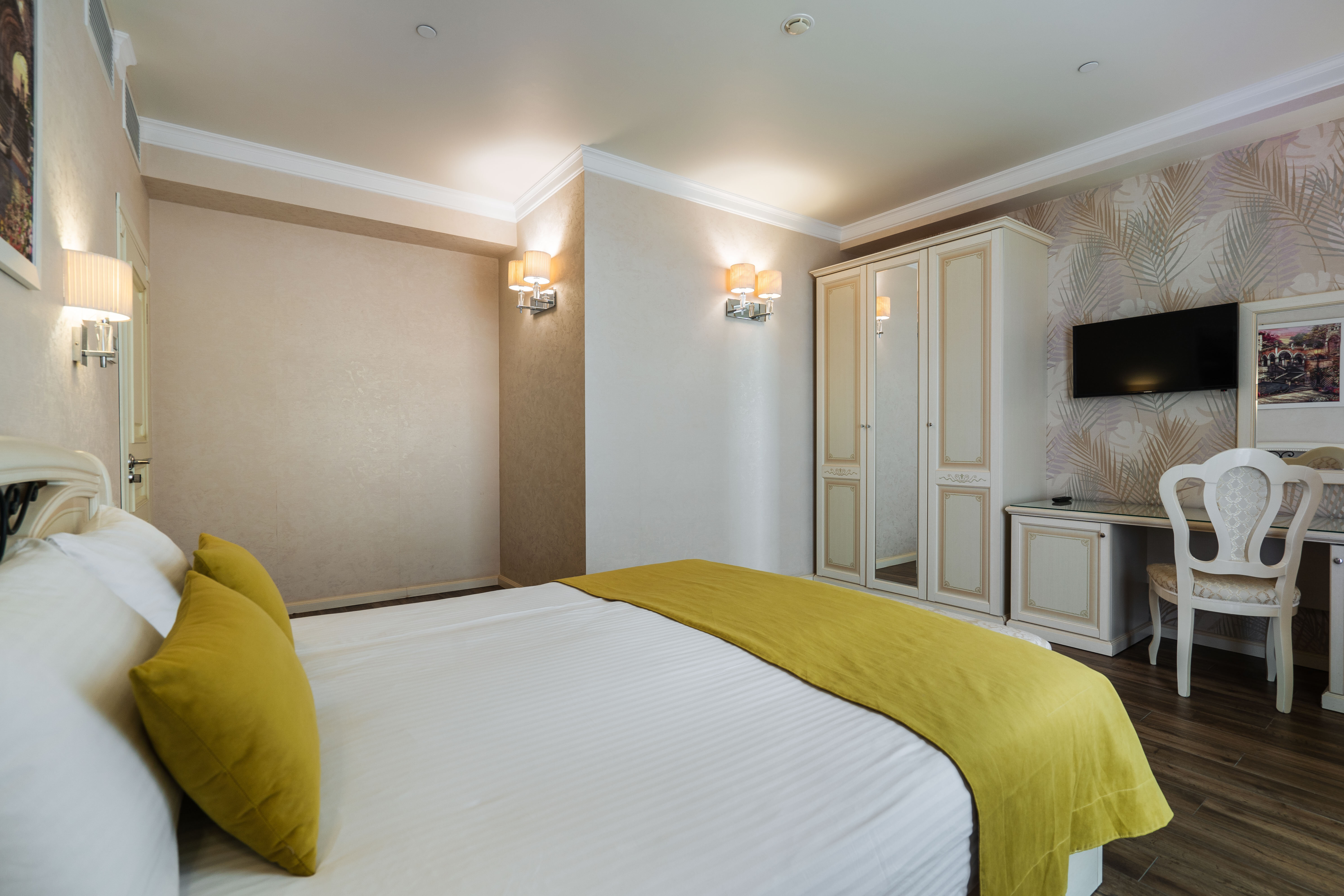 Семейный номер с боковым видом на море