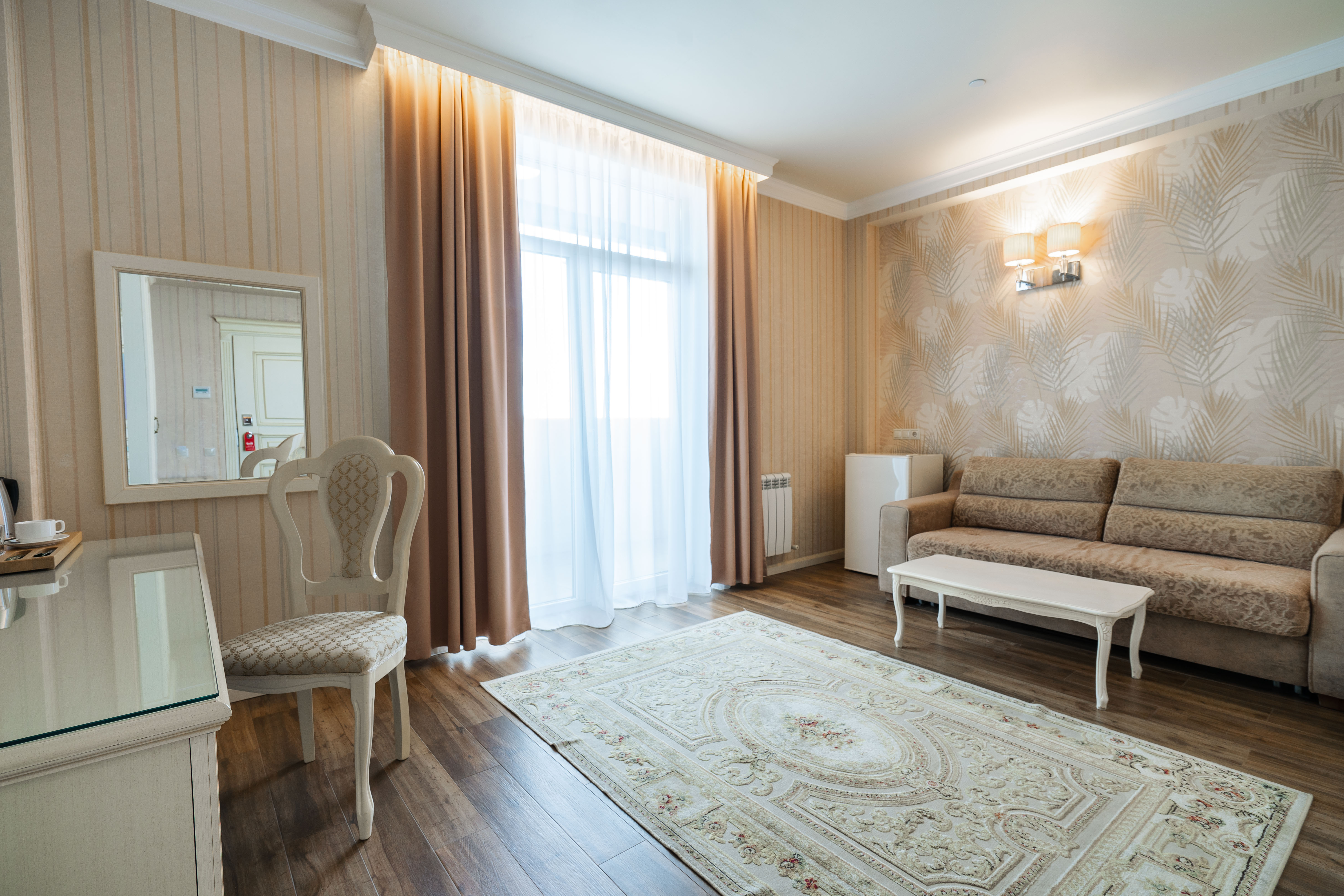 Семейный номер с боковым видом на море