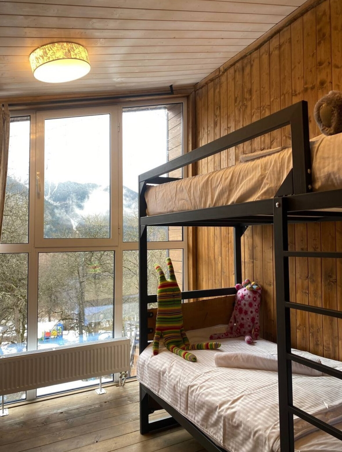 Двухэтажный дом с двумя спальнями на втором этаже