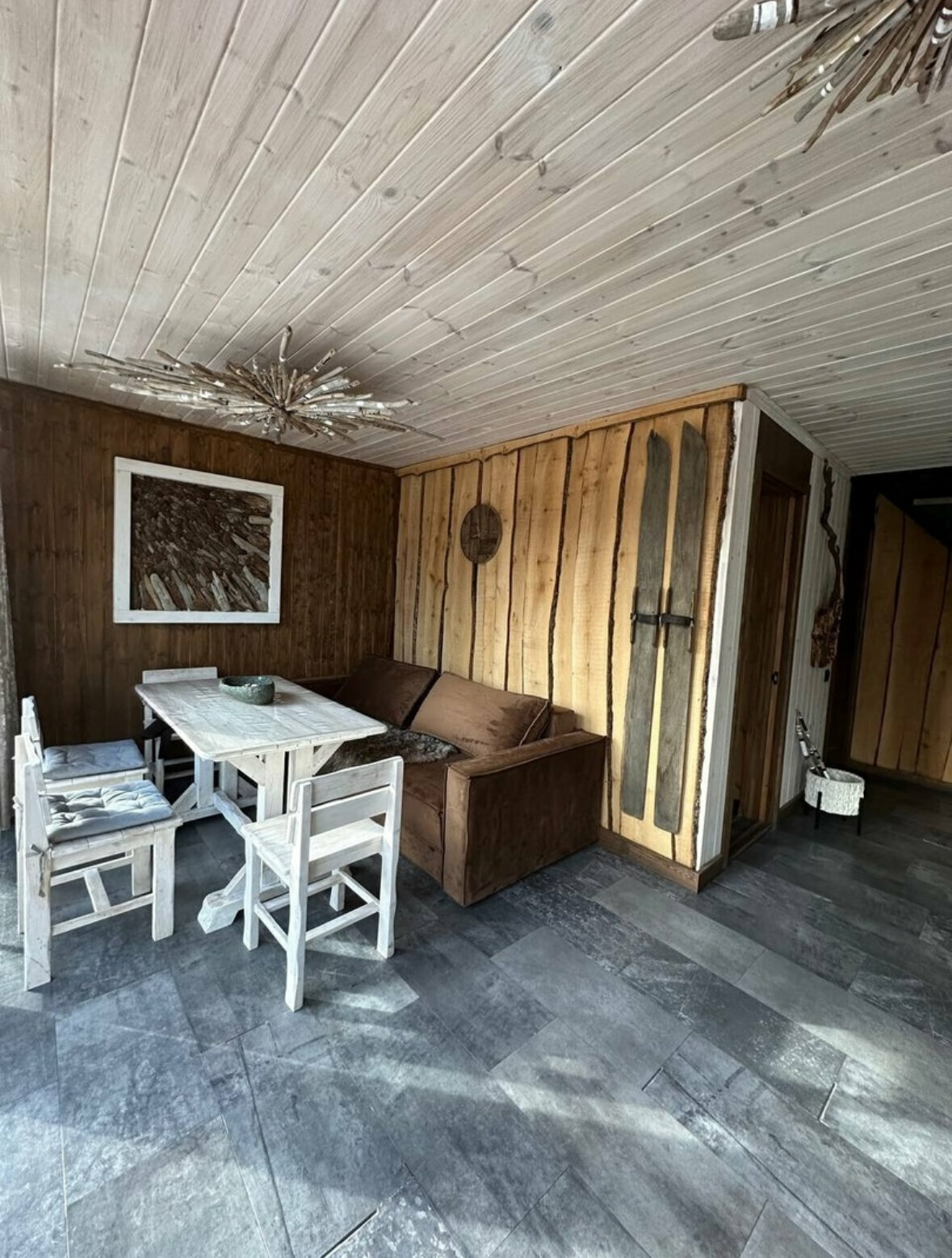 Двухэтажный дом с двумя спальнями на втором этаже