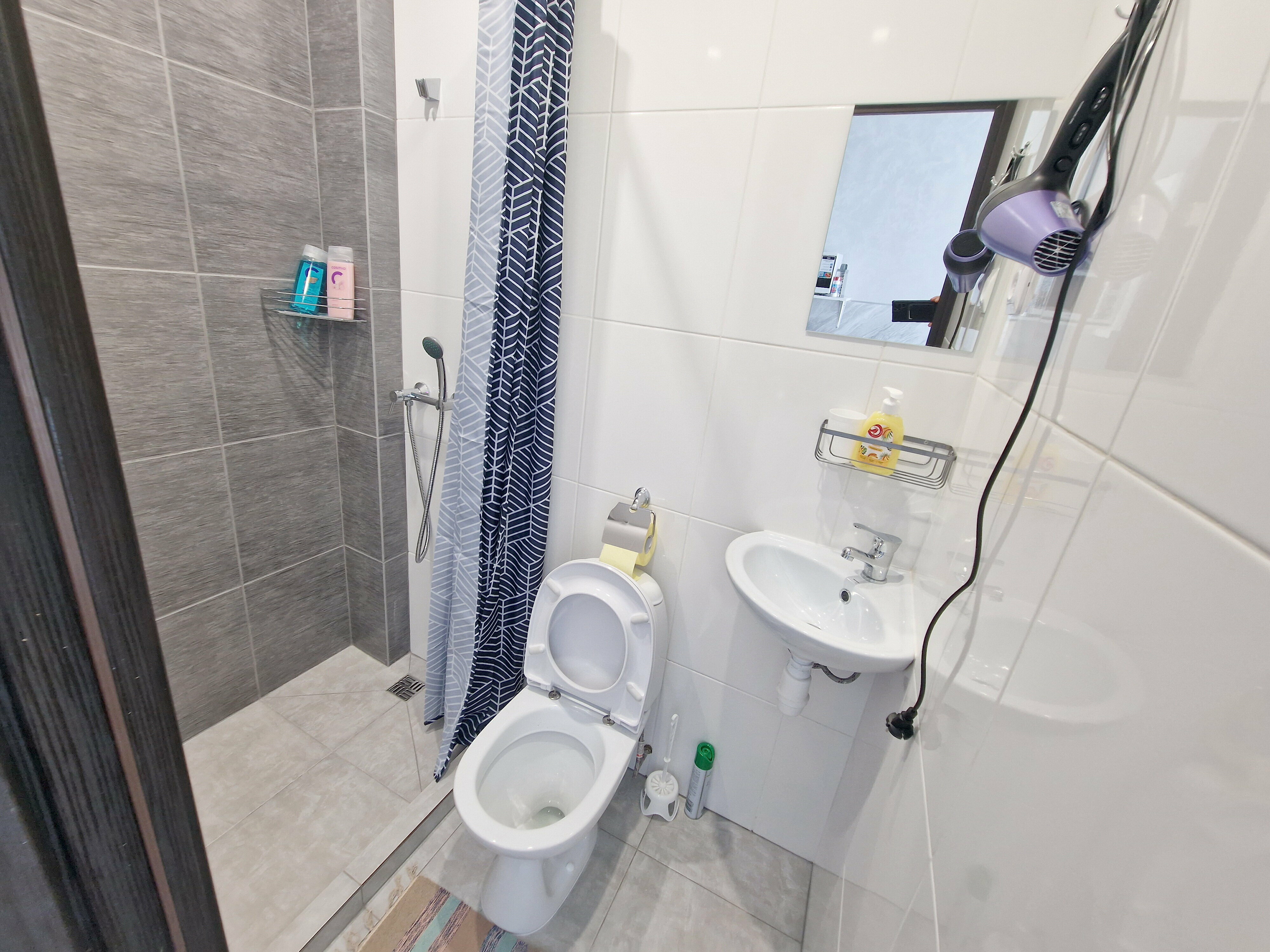 Трехместный номер с собственной ванной комнатой