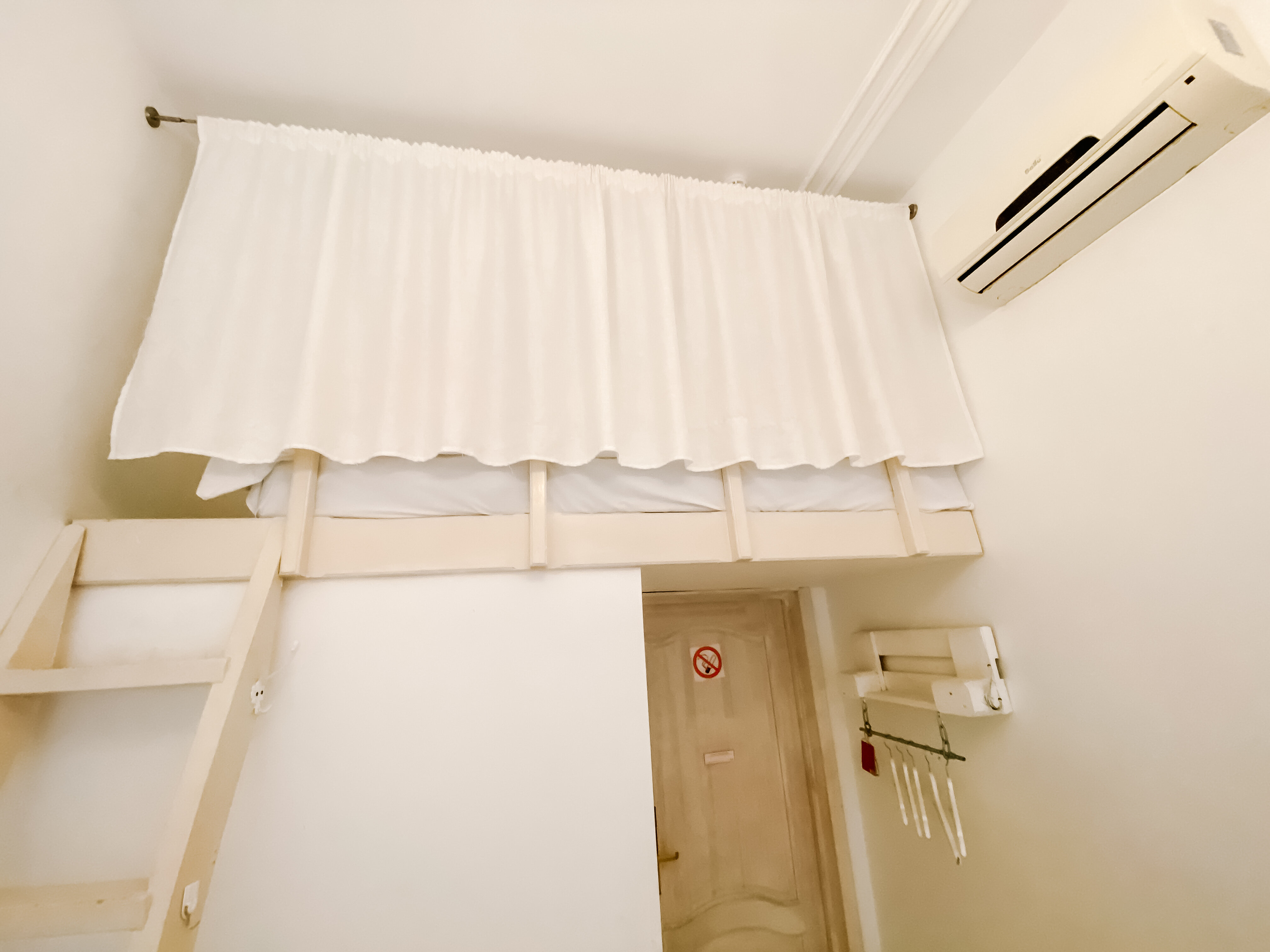 Трехместный номер с общей ванной комнатой