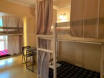 Спальное место на двухъярусной кровати в общем номере для мужчин в Ракета