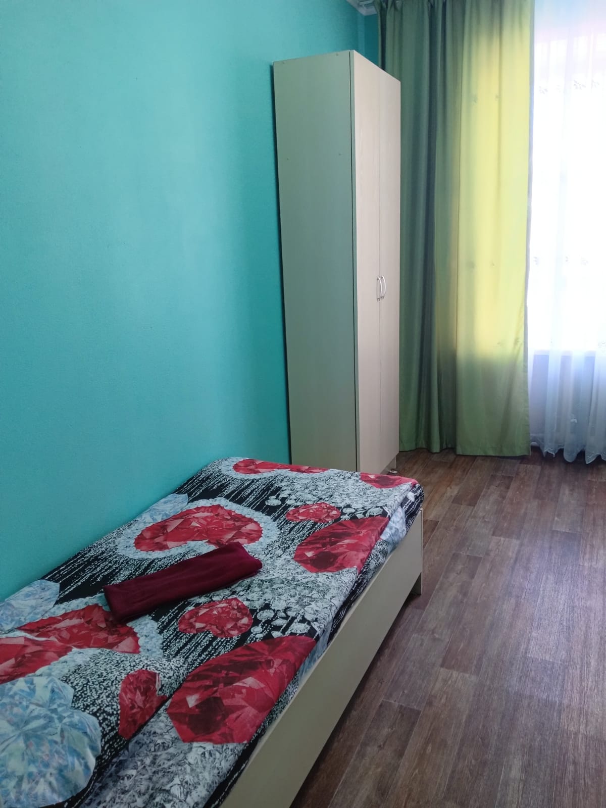 Односпальная кровать в общем номере