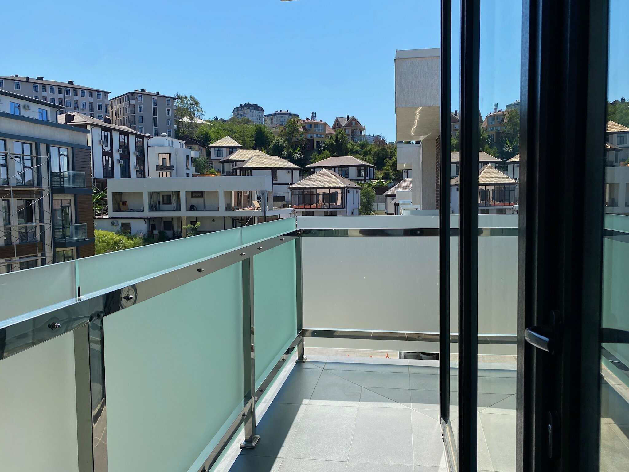 4-х местные апартаменты с балконом в жк c круглогодично подогреваемым бассейном +32 ° "Alicekeys" 13/90