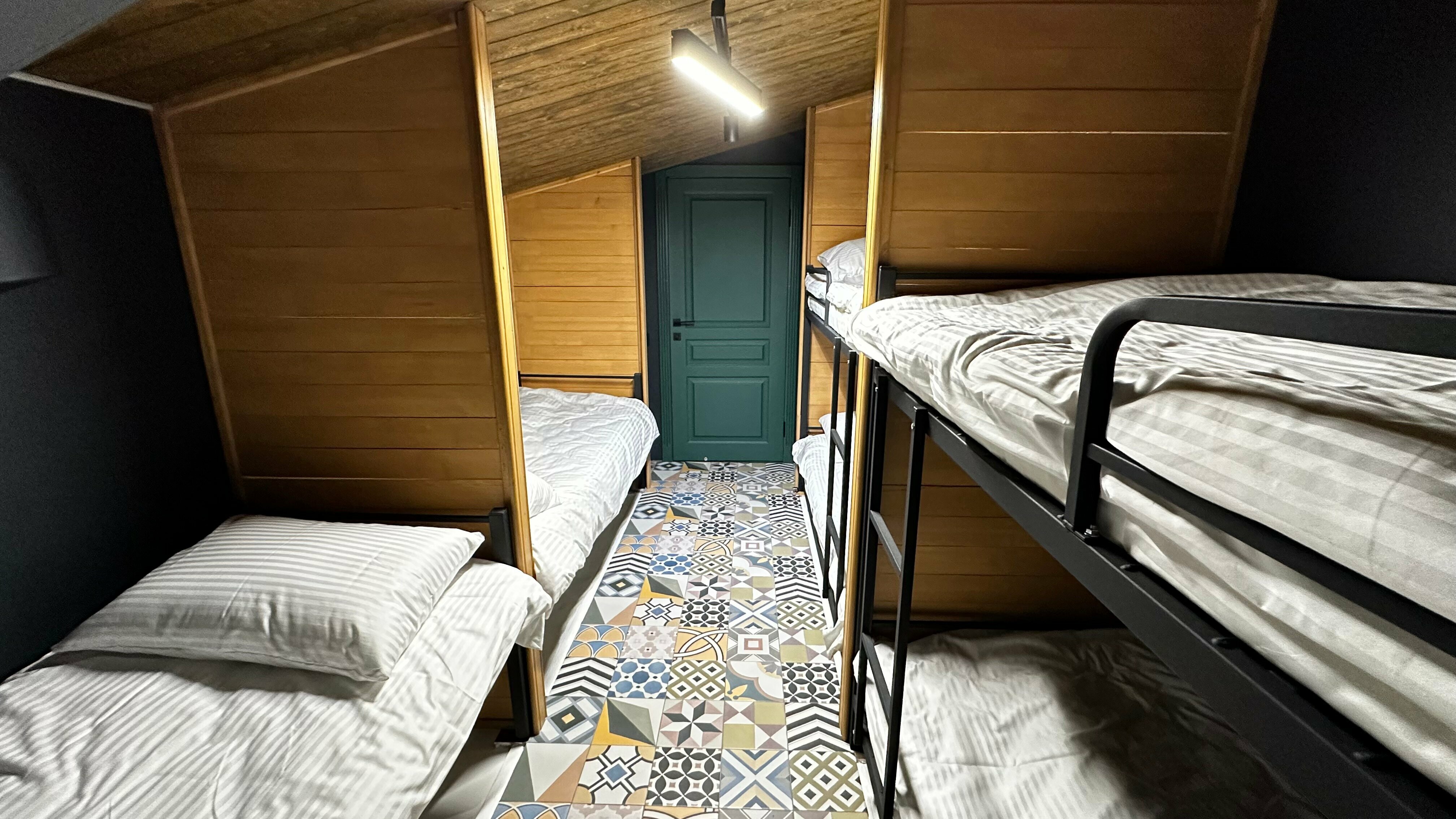 Кровать в общем 8-местном номере