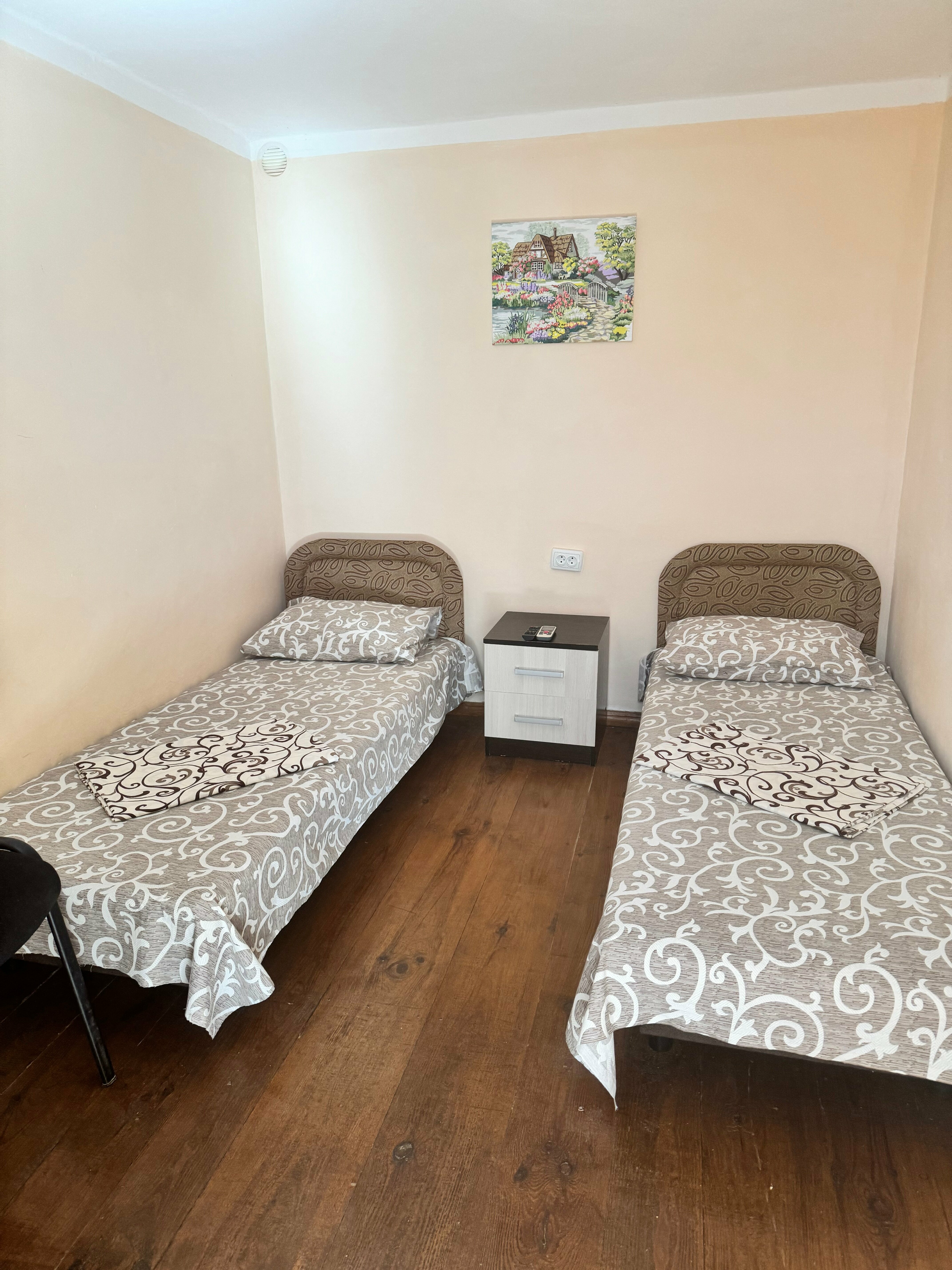 Двухместный номер с 2 отдельными кроватями и общим туалетом