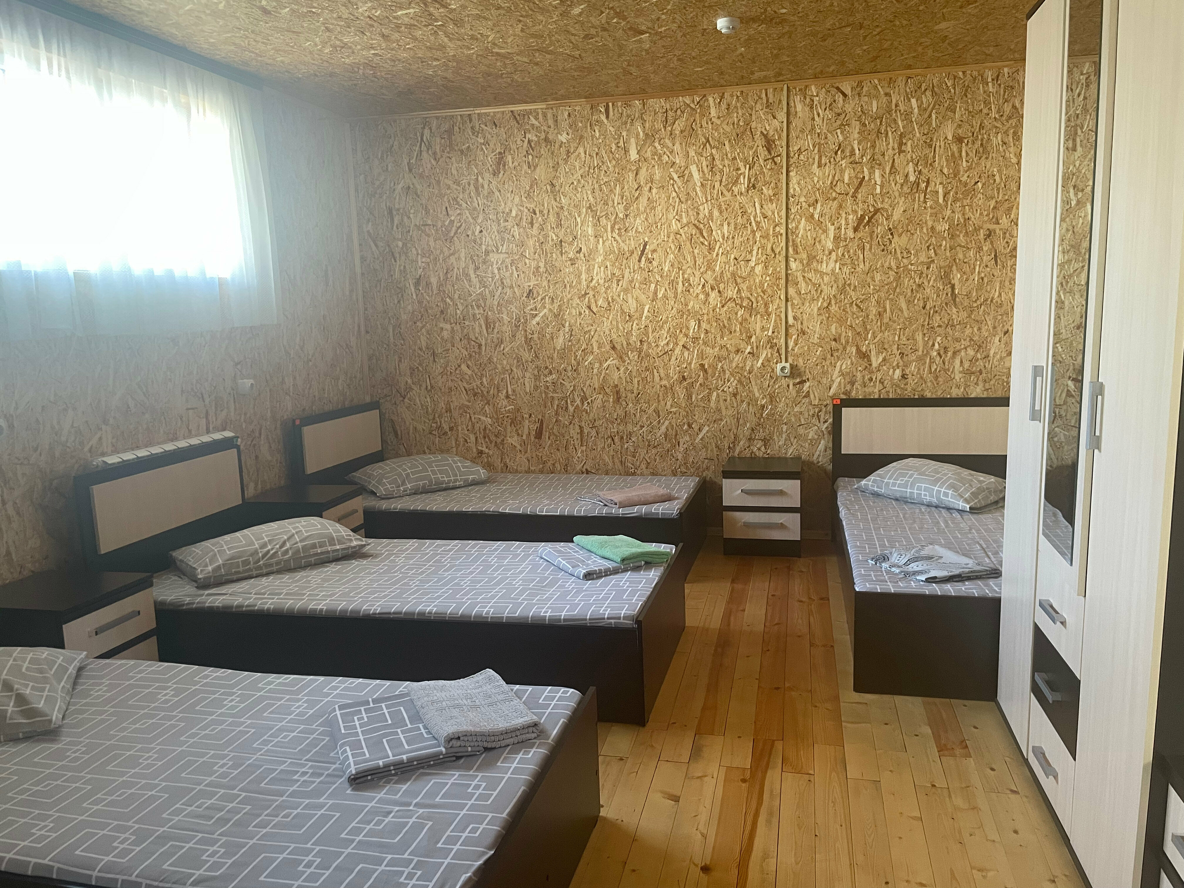 Односпальная кровать в общем номере для женщин