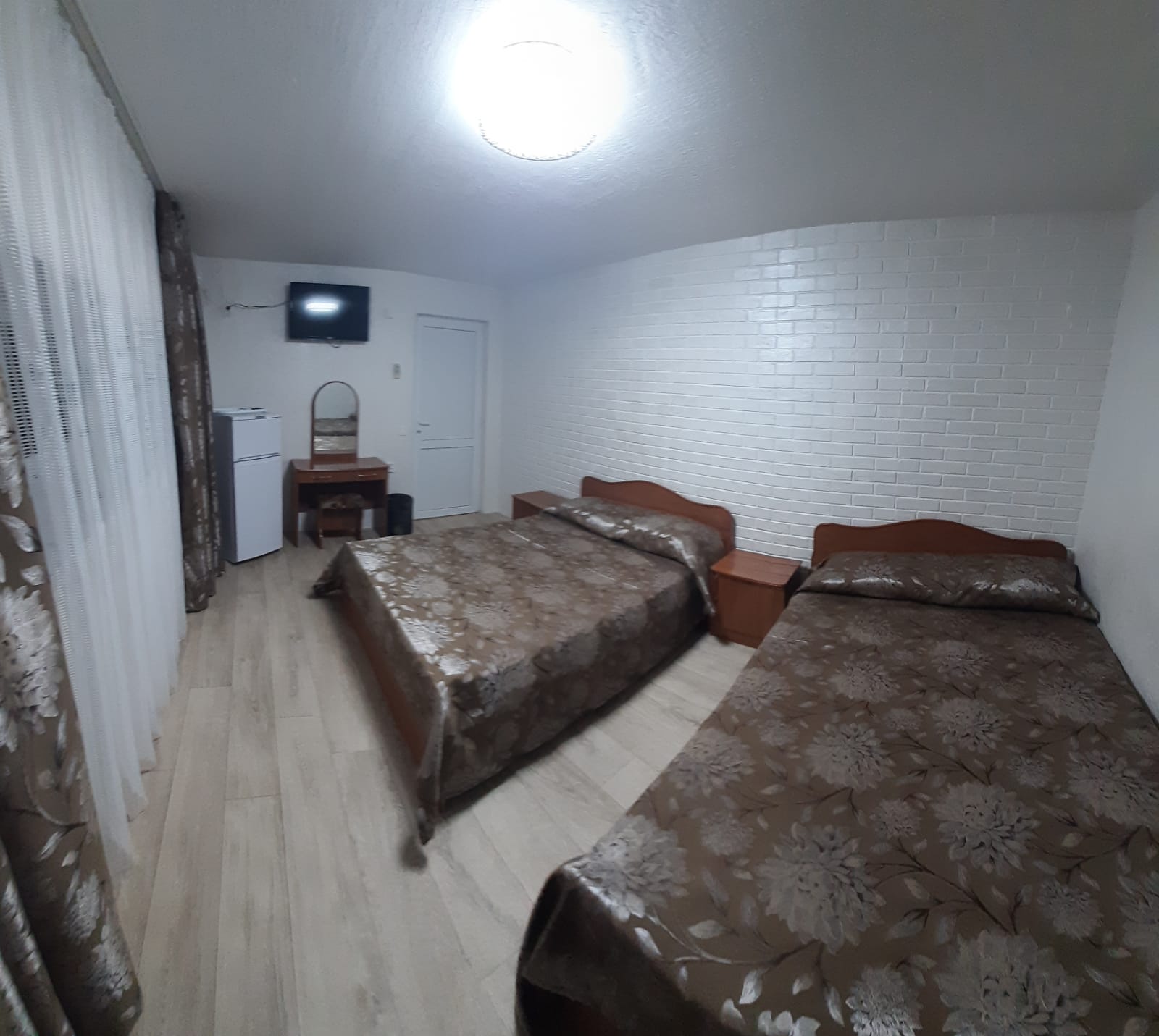 Четырехместный номер с собственной ванной комнатой вне номера