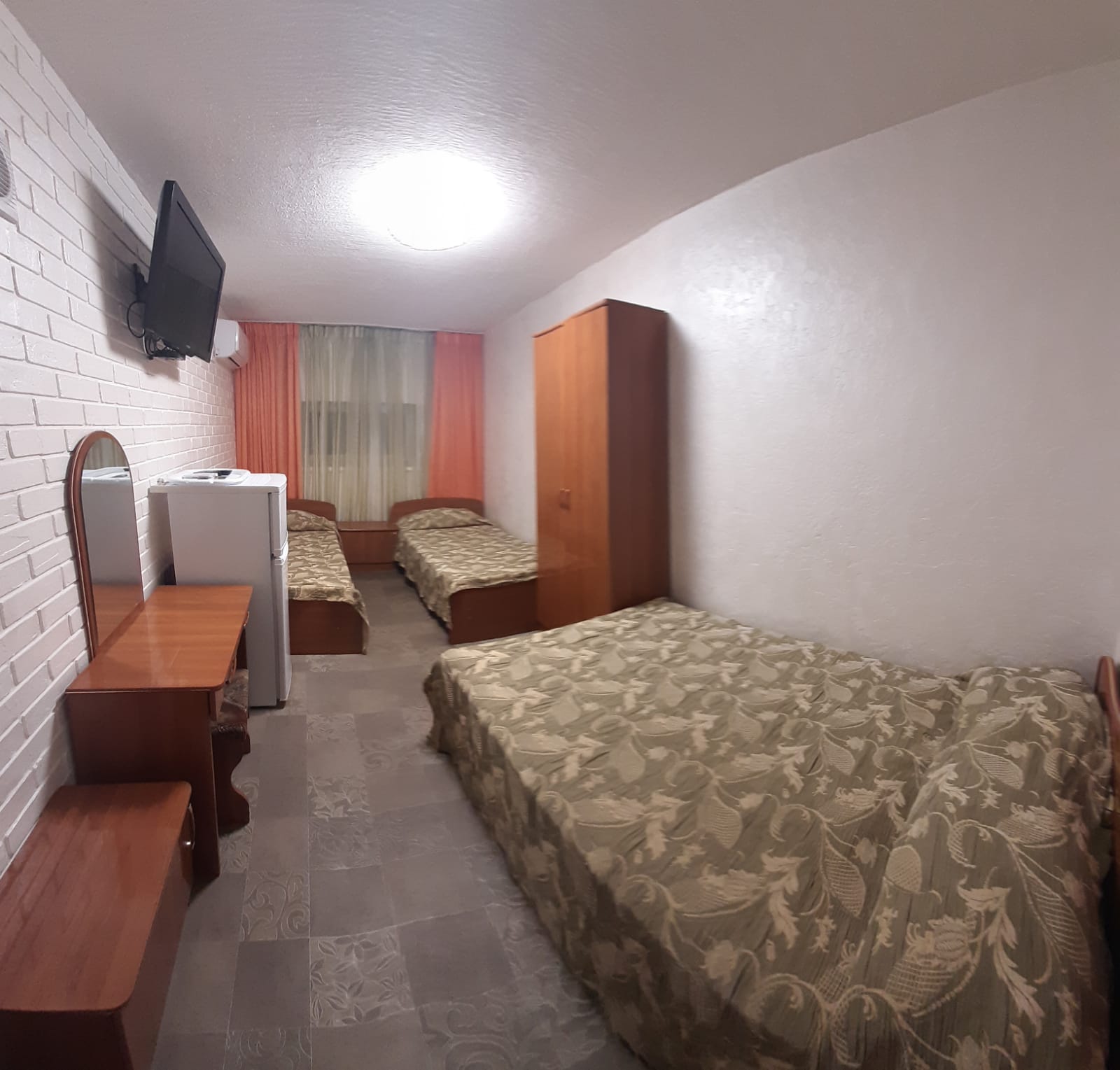 Четырехместный номер с общей ванной комнатой