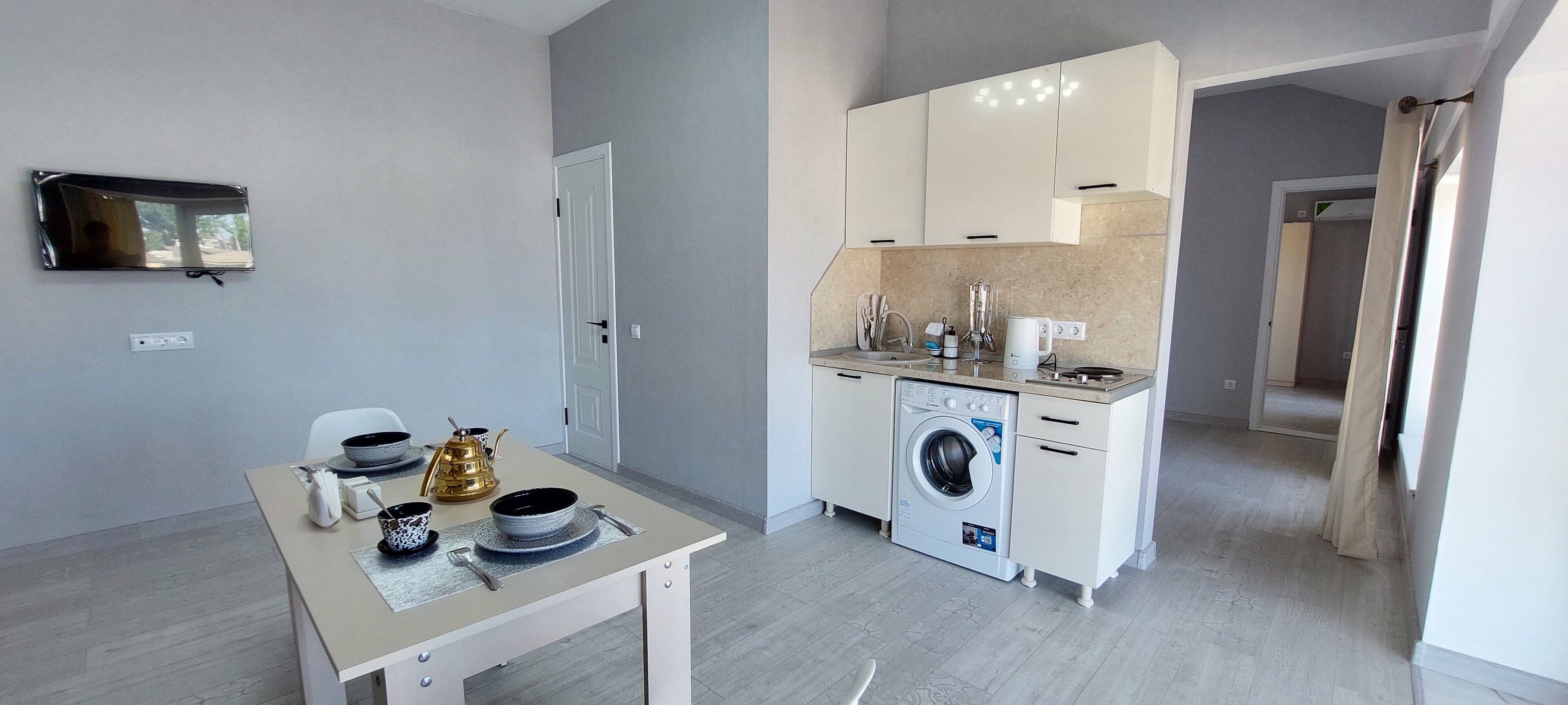 Семейный номер с боковым видом на море