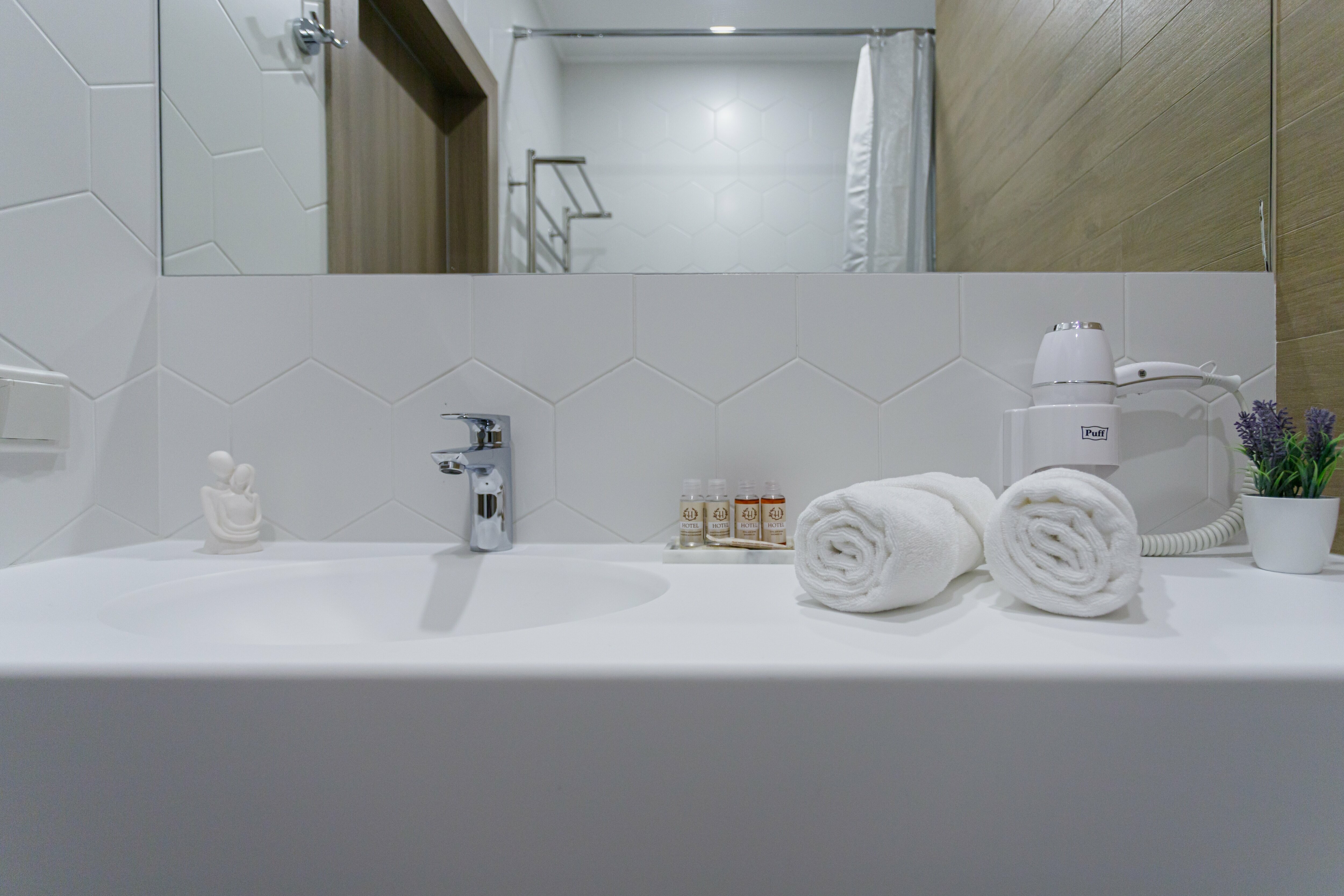 Трёхместный с двуспальной кроватью и дополнительным местом стандарт плюс