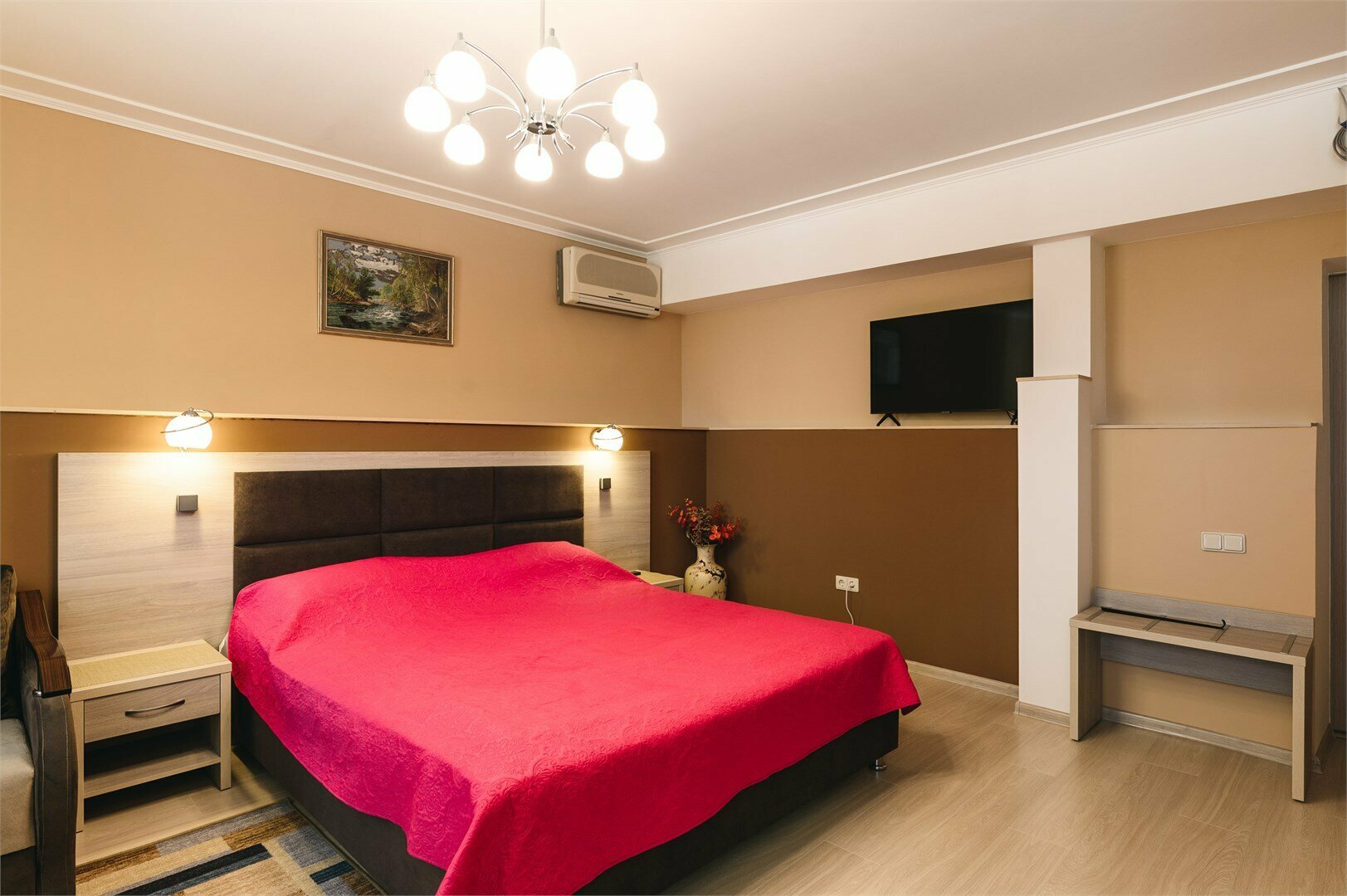 8 полулюкс с мини кухней,1 этаж