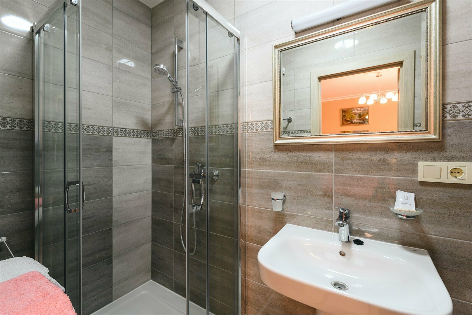 8 полулюкс с мини кухней,1 этаж