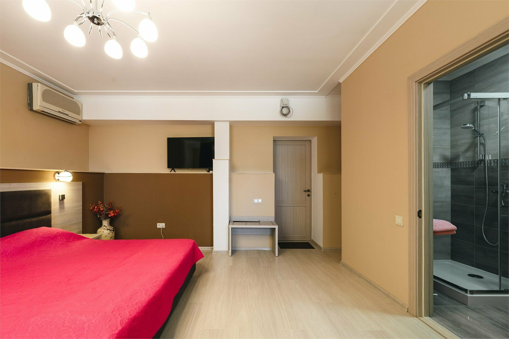 8 полулюкс с мини кухней,1 этаж