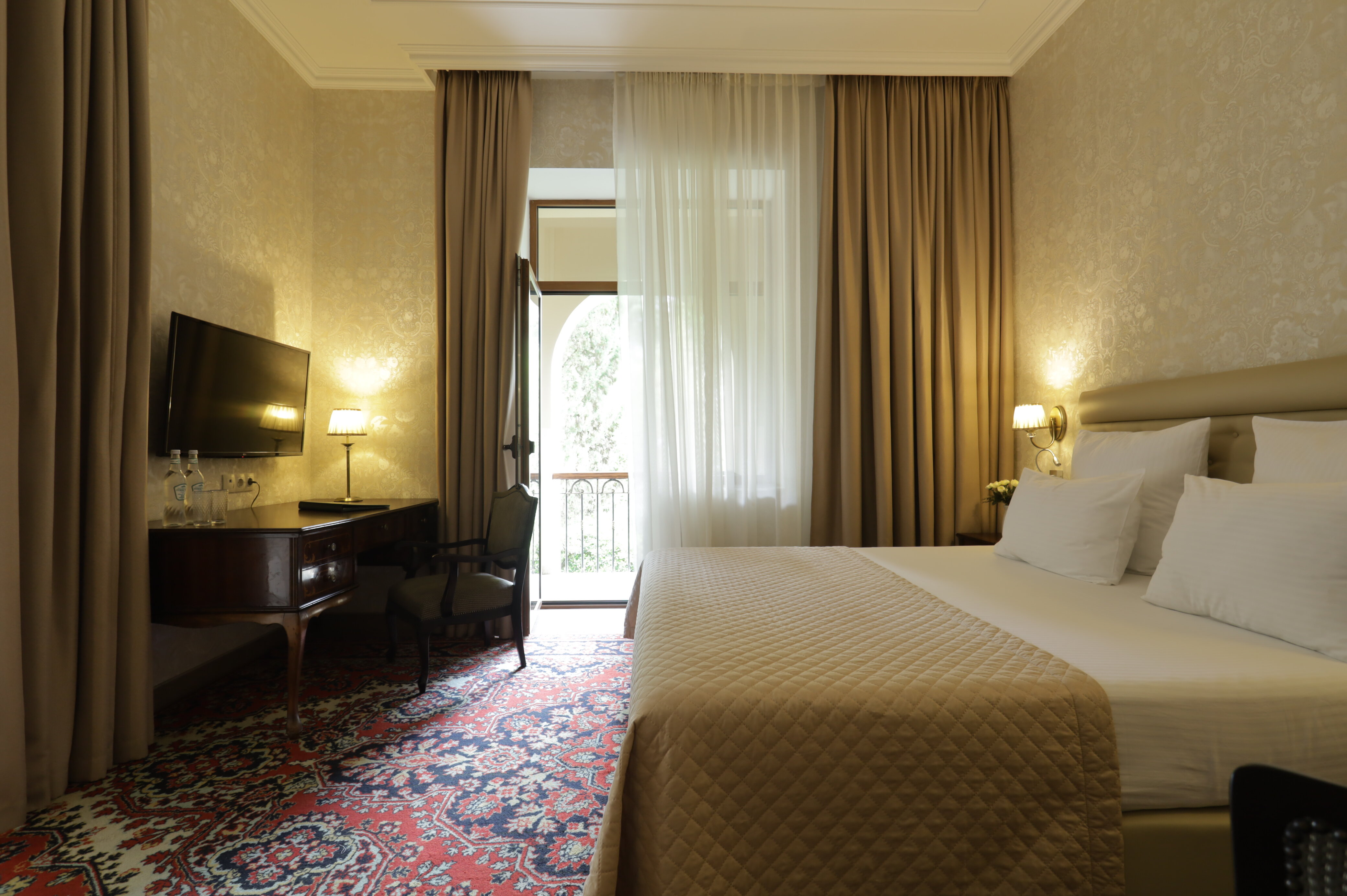 Апартаменты трехкомнатные с террасой вид на парк/горы. Главный корпус 5*