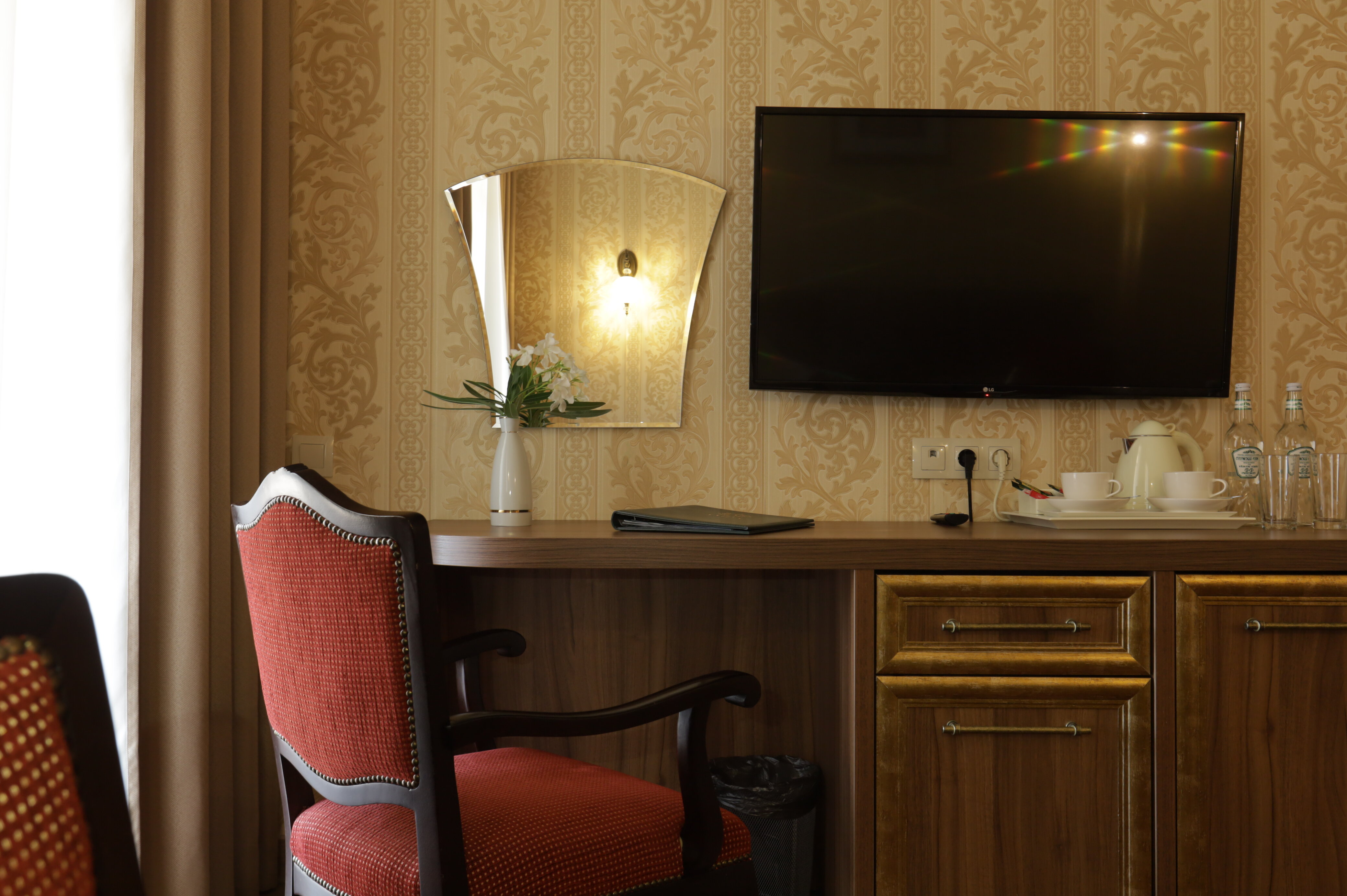 Сьюит двухкомнатный  с балконом и видом на море. Главный корпус 5*