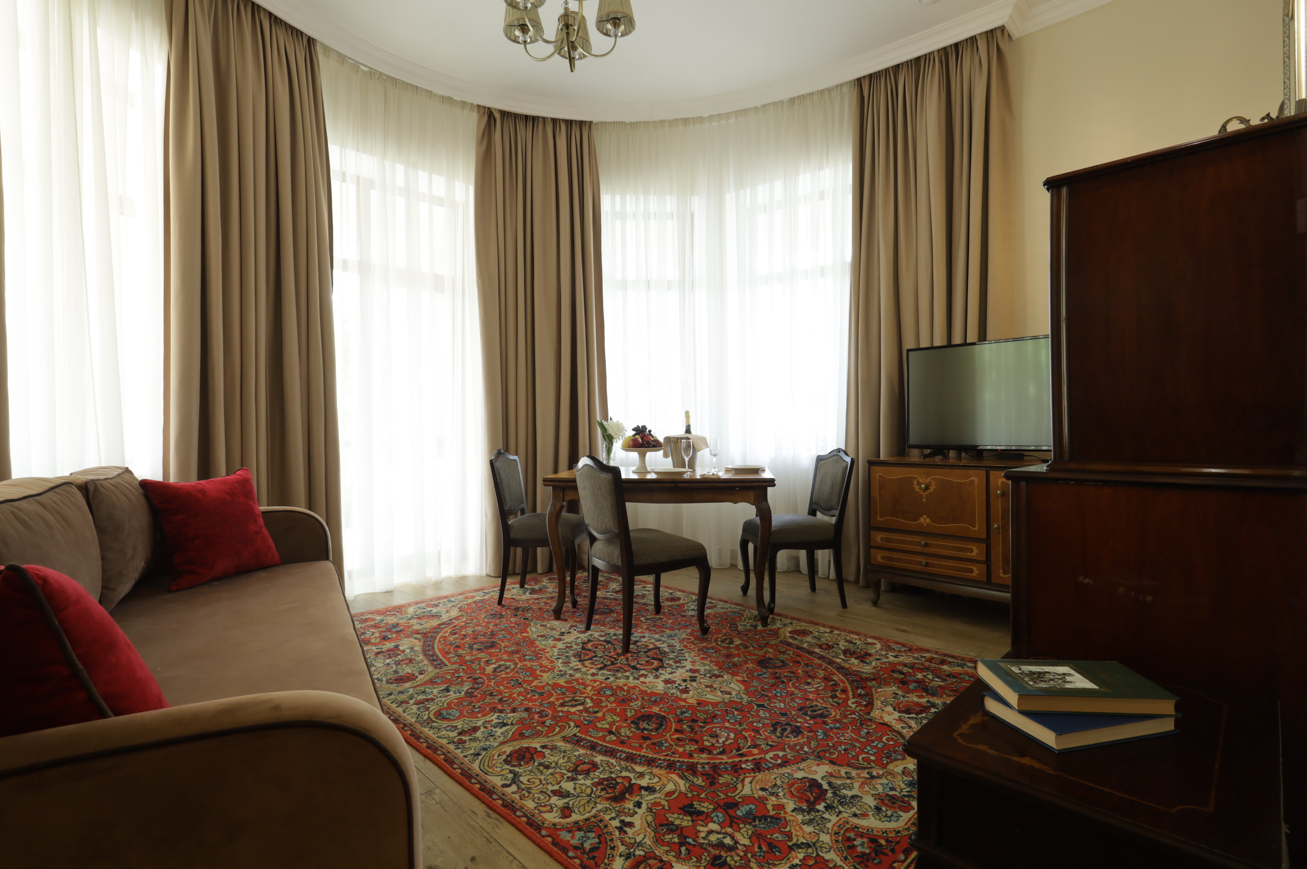 Апартаменты трехкомнатные с террасой вид на парк/горы. Главный корпус 5*