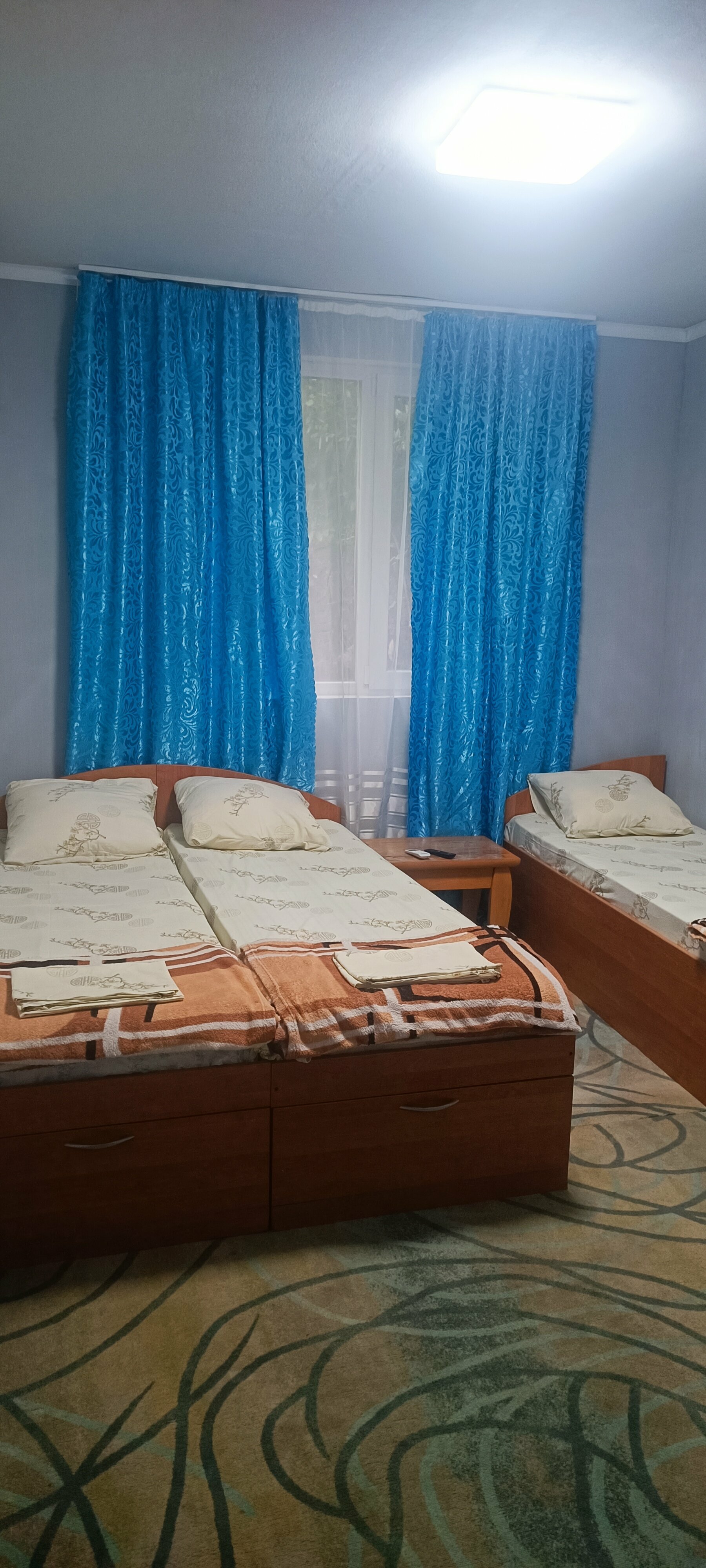 Трехместный номер «Комфорт» с душем