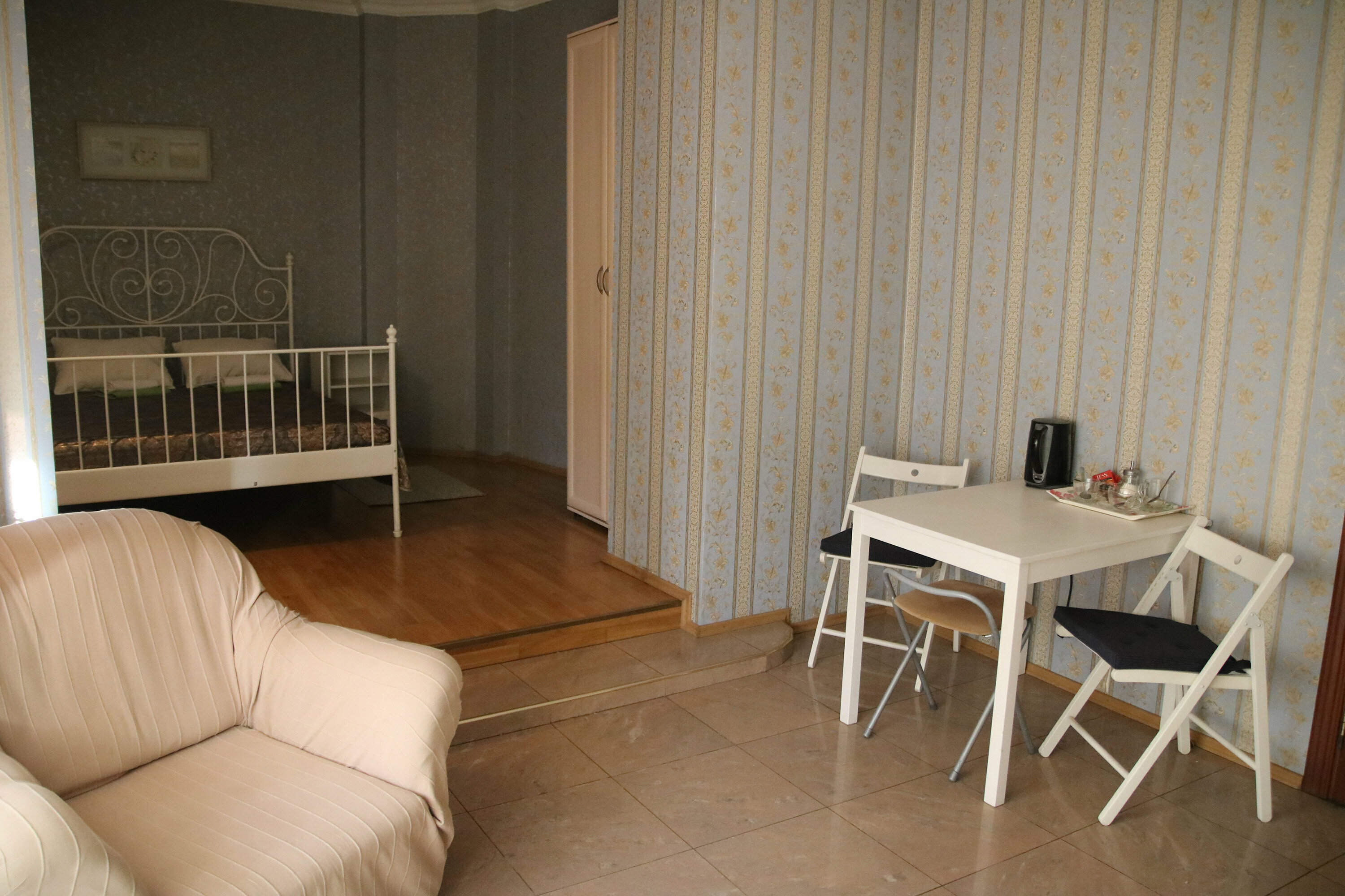 Семейный номер с общей ванной комнатой