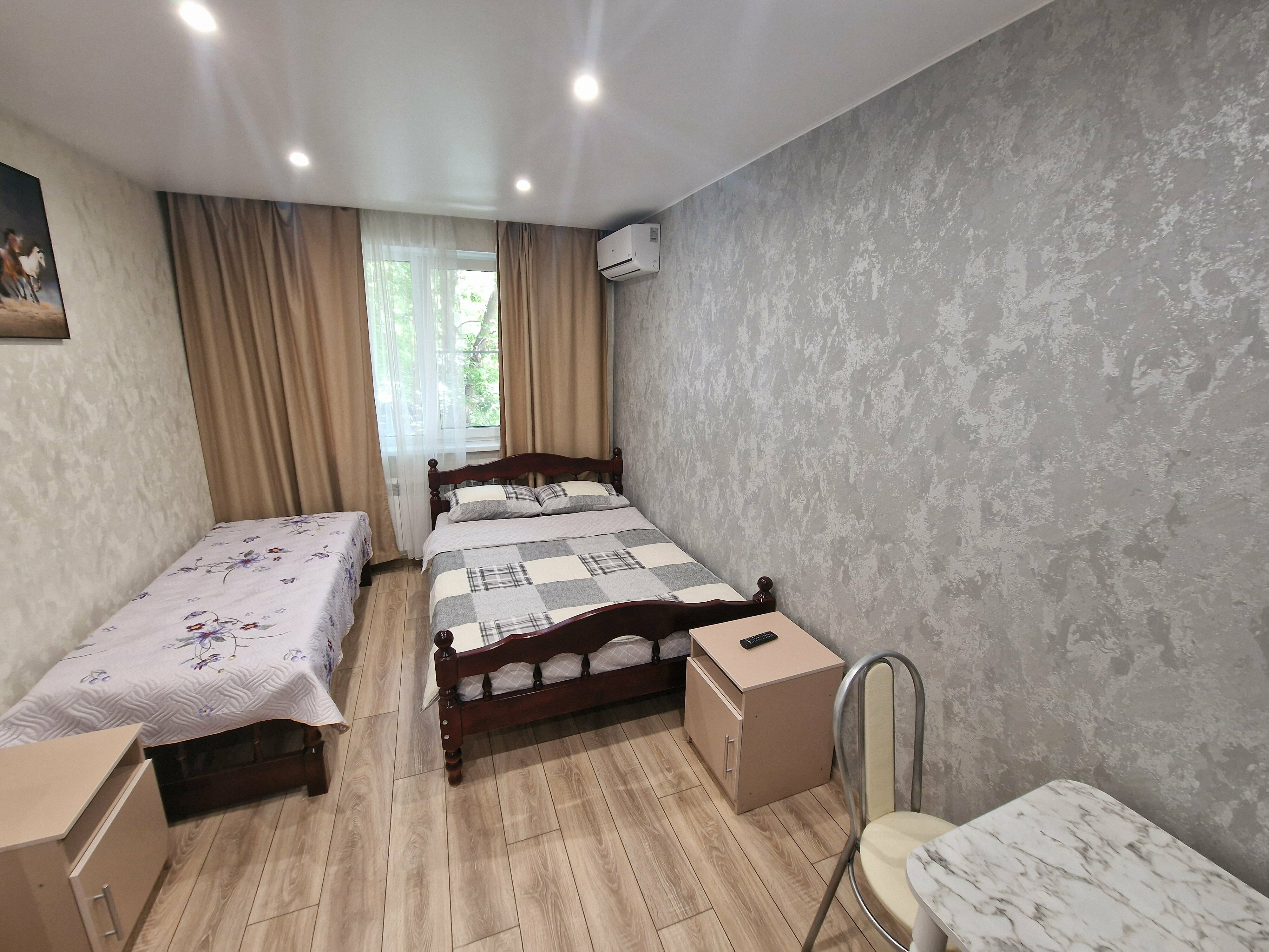 Трехместный номер с общей ванной комнатой