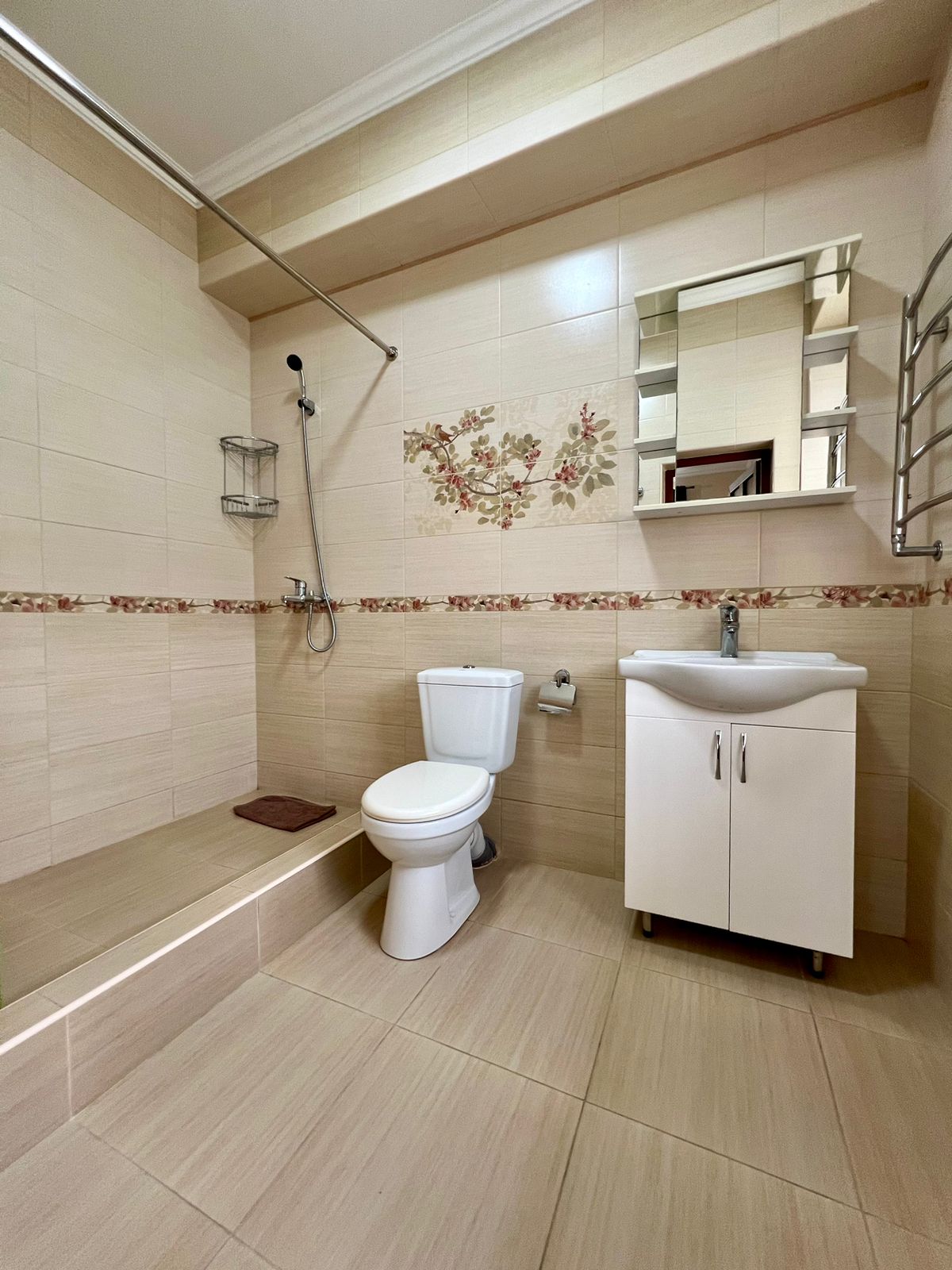 Трехместный номер с видом на горы