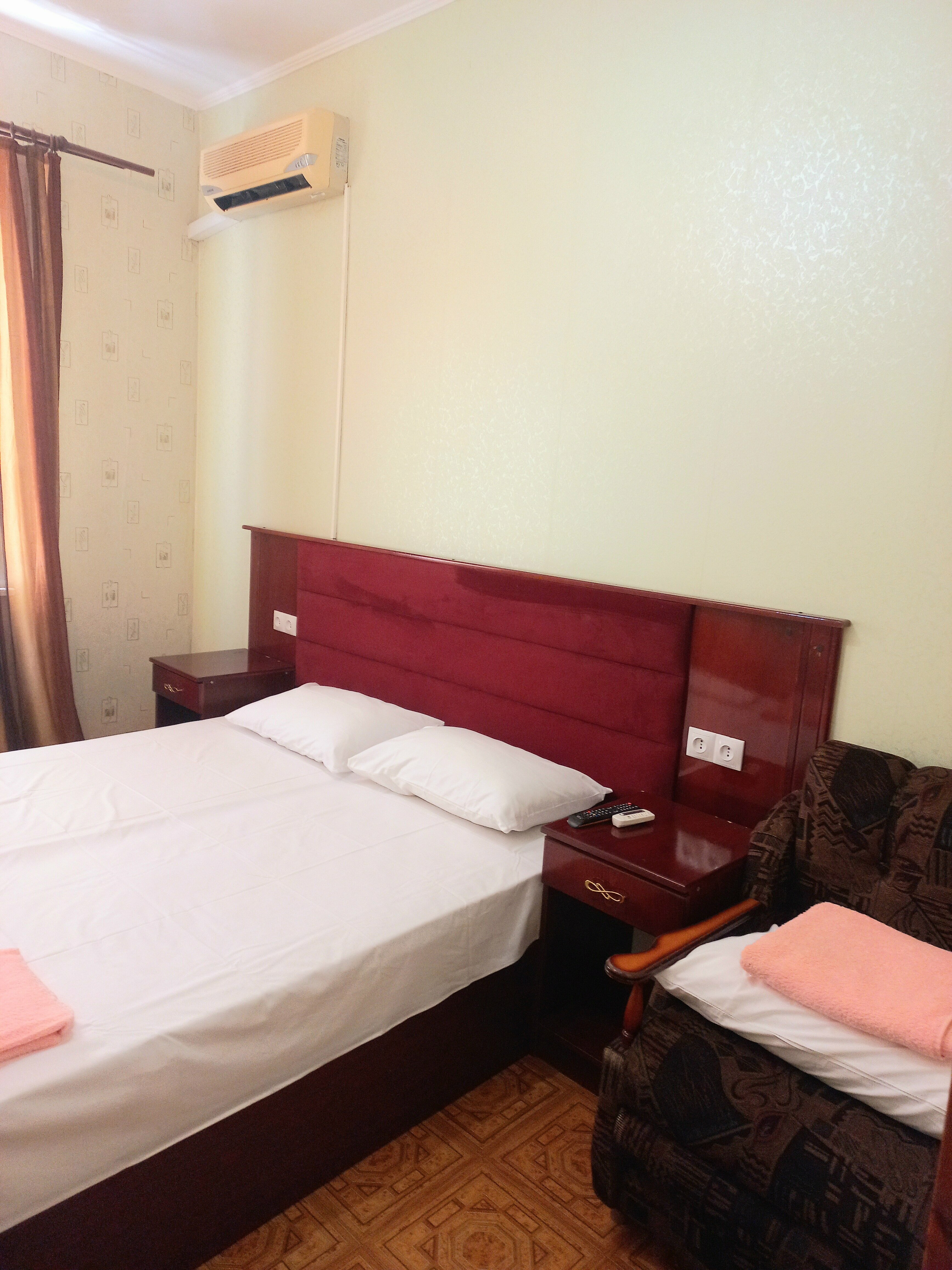 Двухместный номер с двуспальной кроватью и дополнительной кроватью