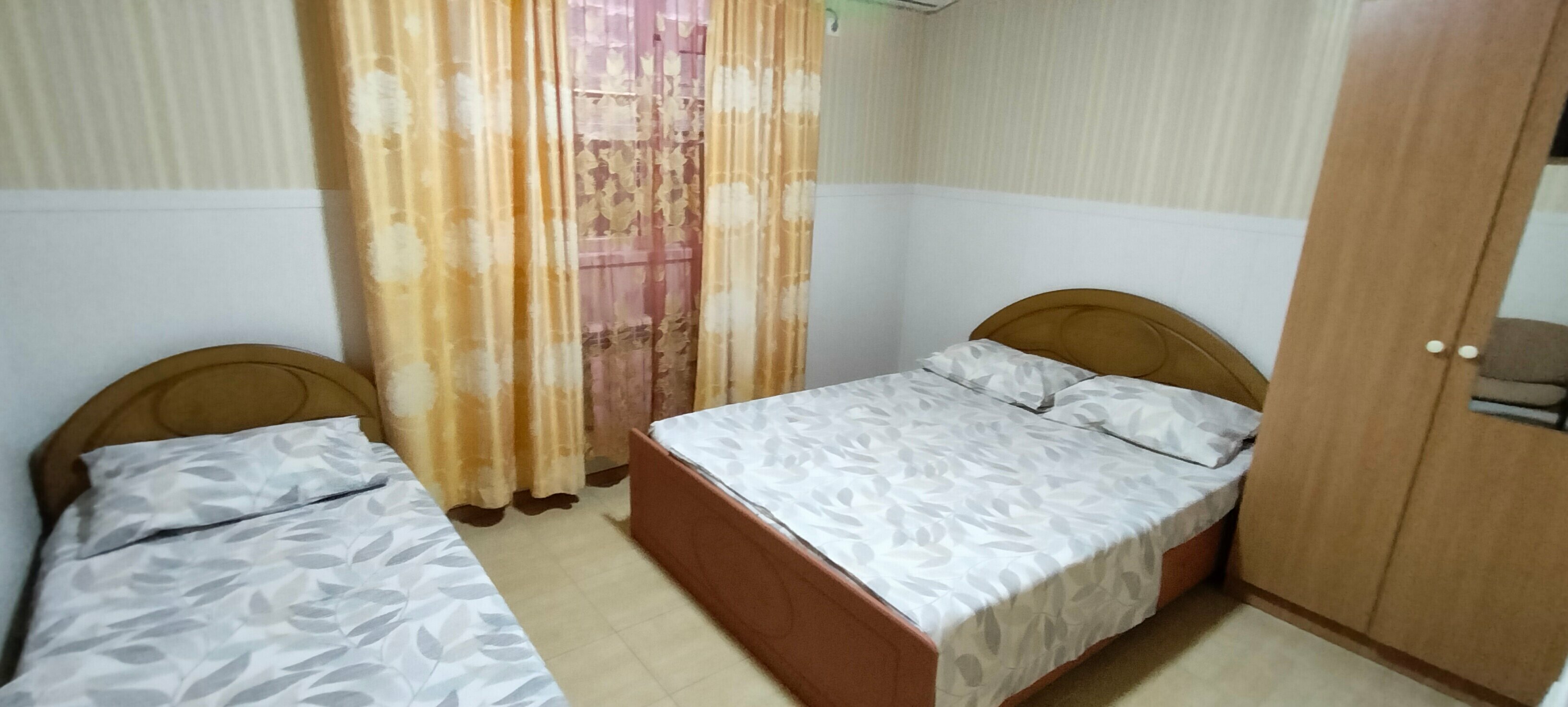 Трехместный номер с собственной ванной комнатой