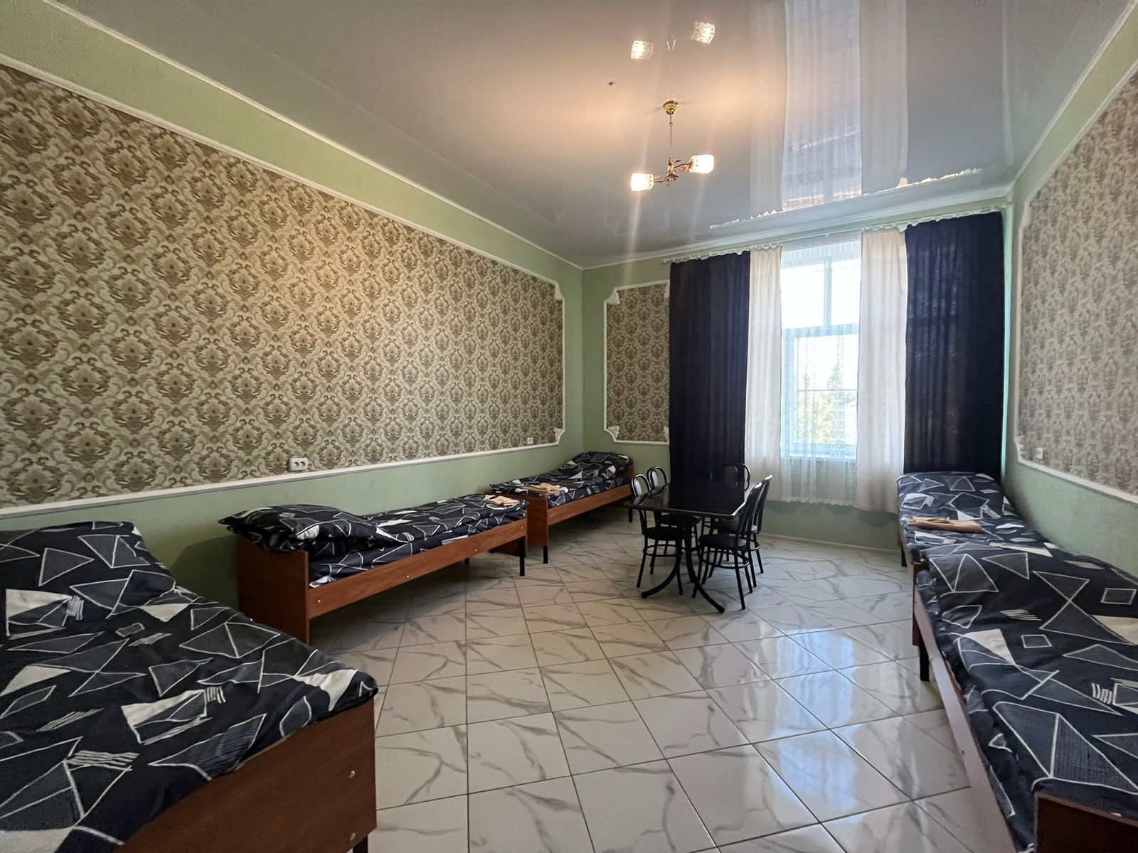 Односпальная кровать в общем номере