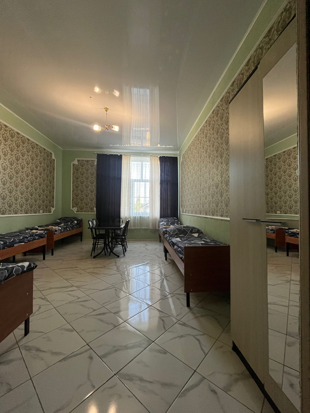 Односпальная кровать в общем номере